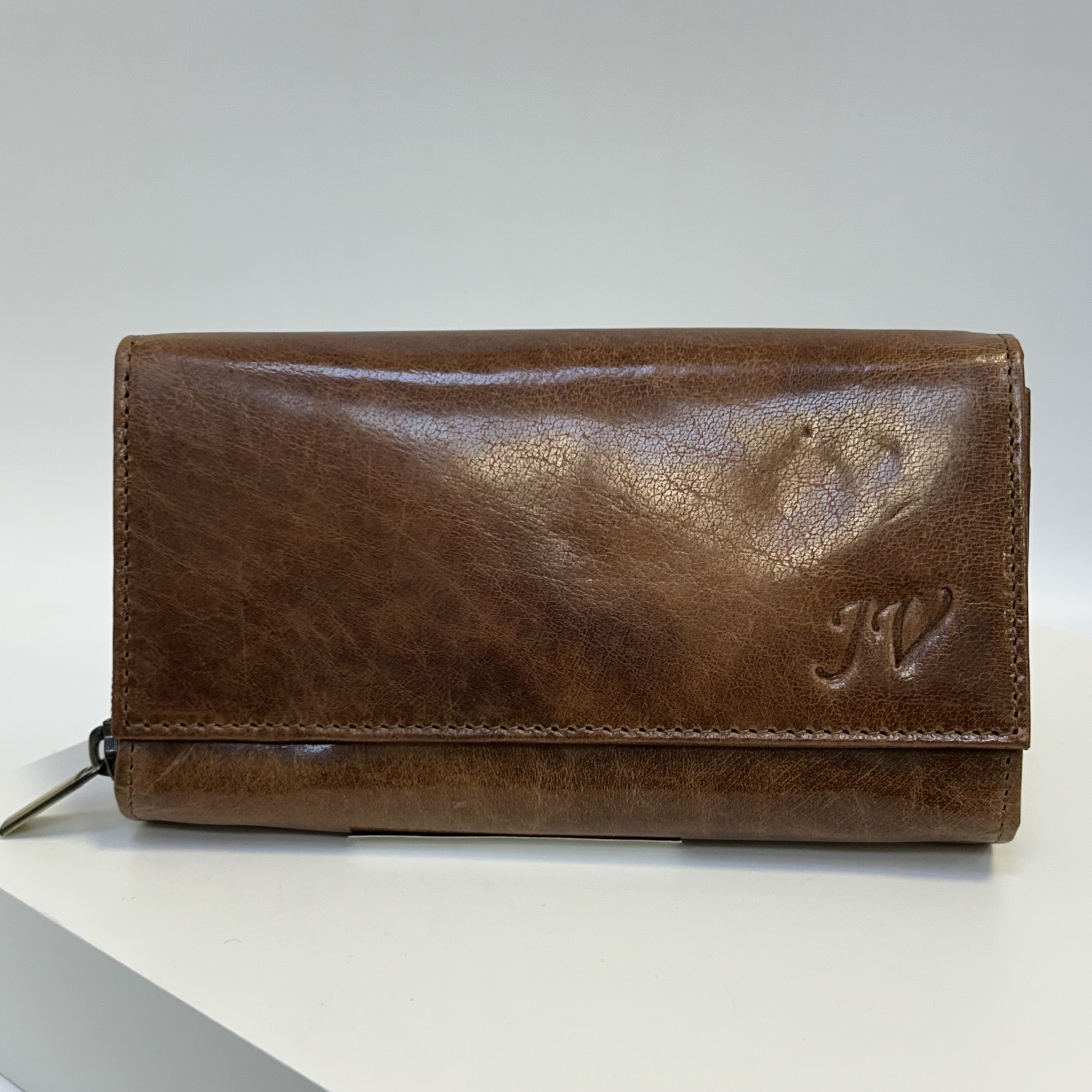 Již vyhotovený monogram | JV | na kožené peněžence | OUTLET TvujOriginal.cz