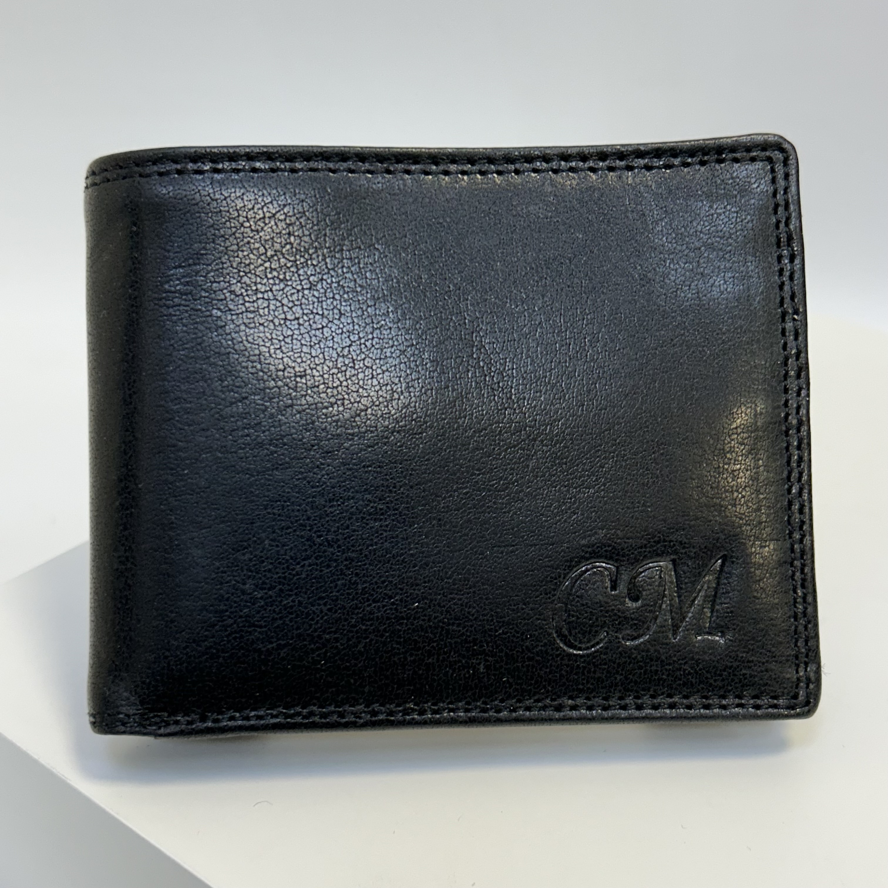 Již vyhotovený monogram | CM | na kožené peněžence | OUTLET TvujOriginal.cz
