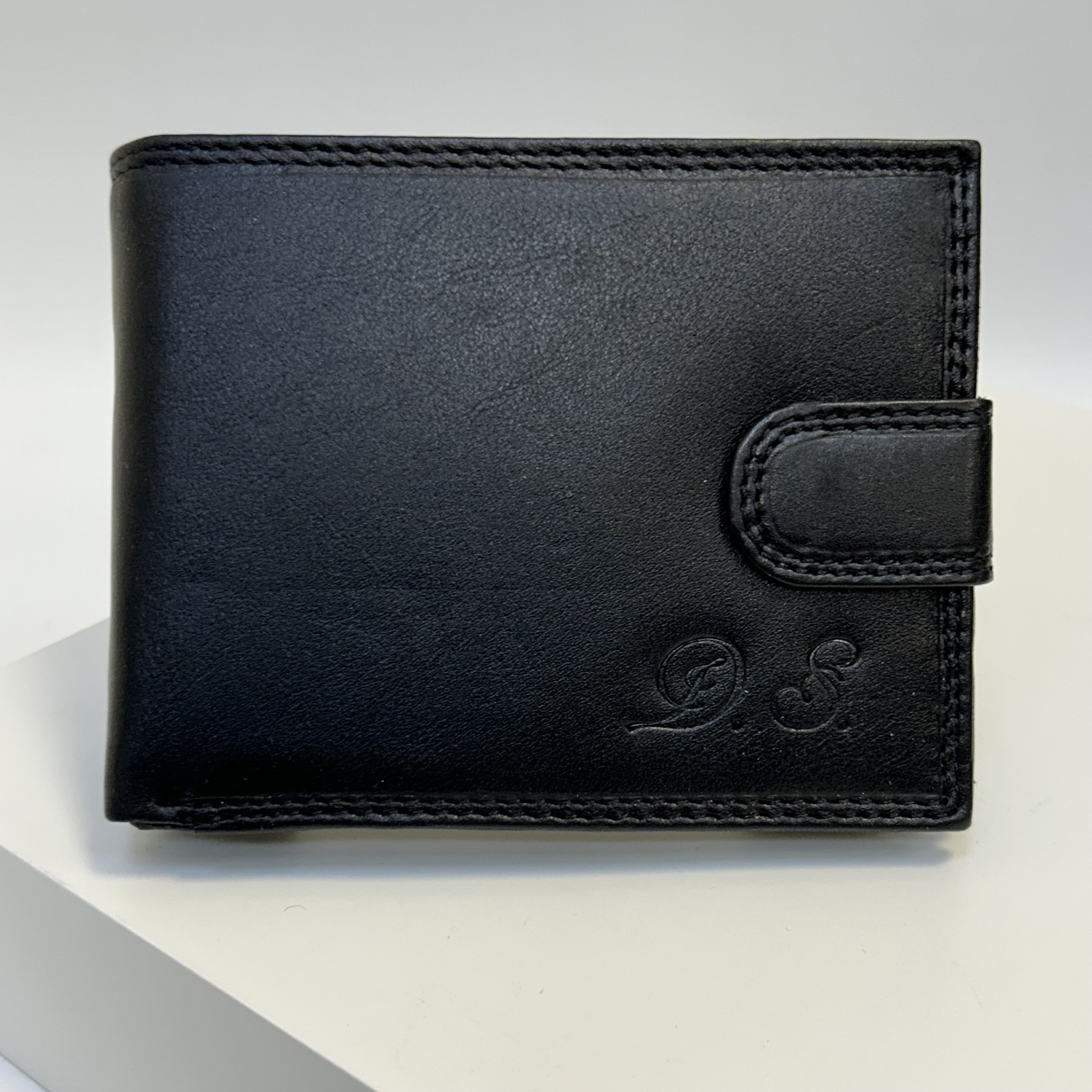 Již vyhotovený monogram | D.S. | na kožené peněžence | OUTLET TvujOriginal.cz