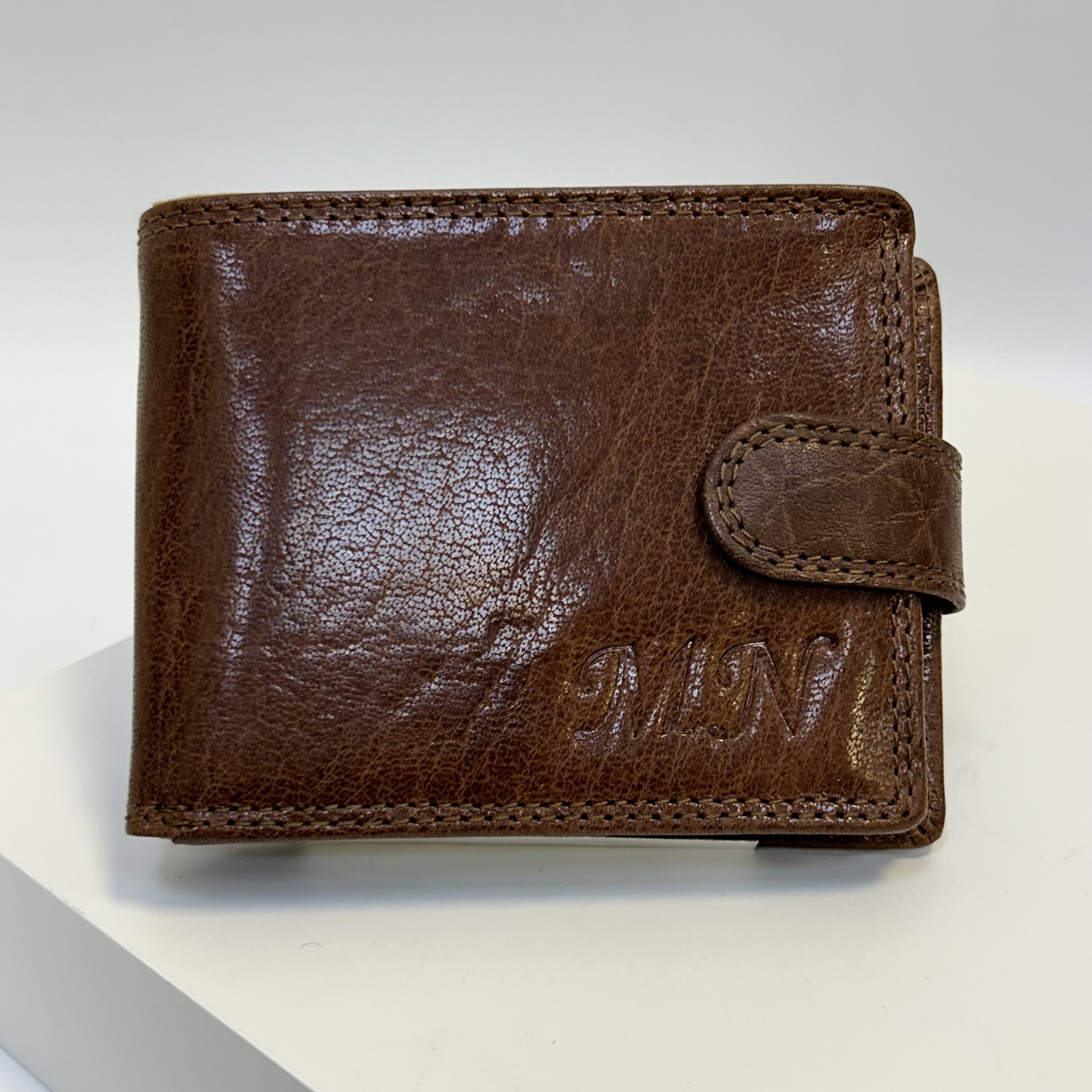 Již vyhotovený monogram | MN | na kožené peněžence | OUTLET TvujOriginal.cz