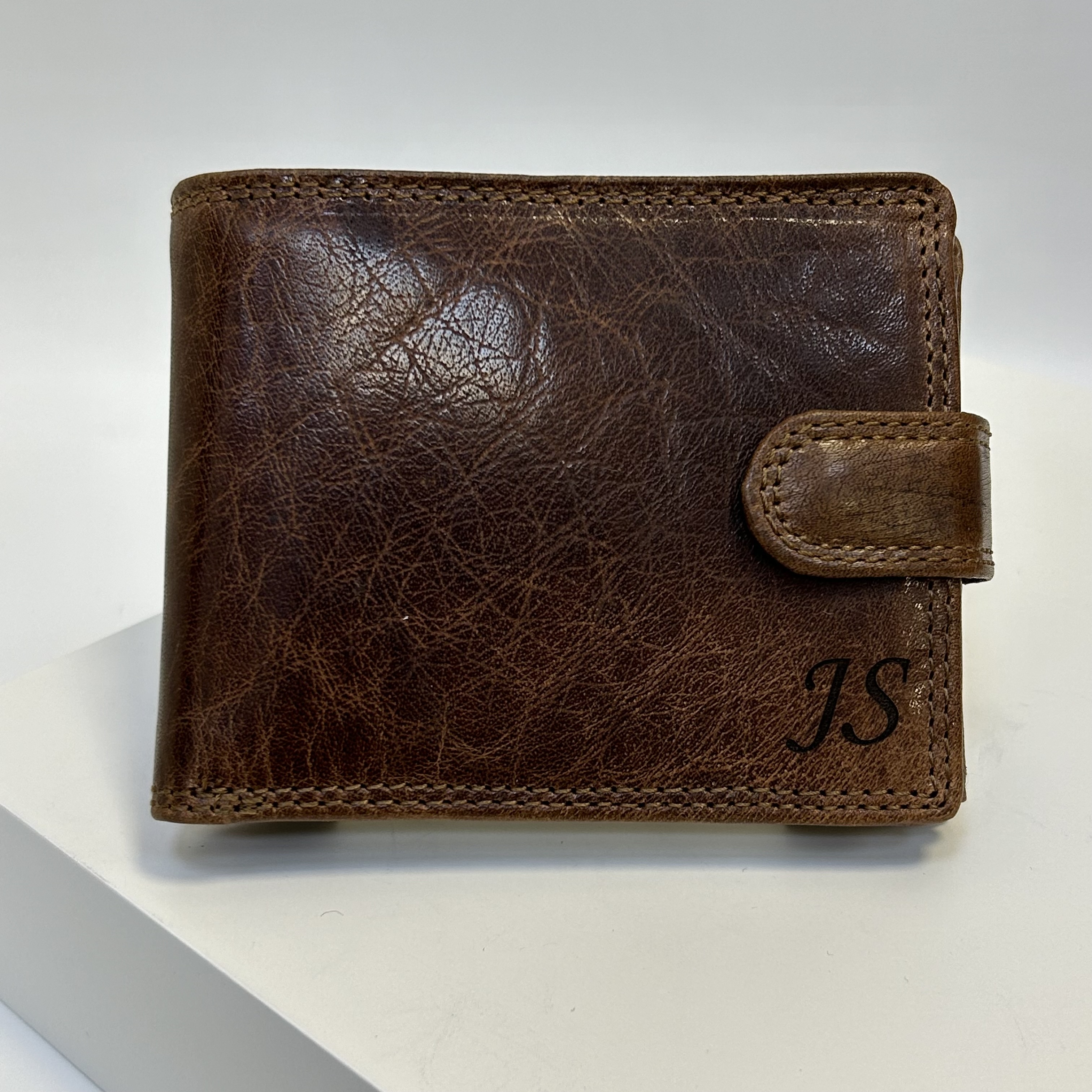 Již vyhotovený monogram | JS | na kožené peněžence | OUTLET TvujOriginal.cz