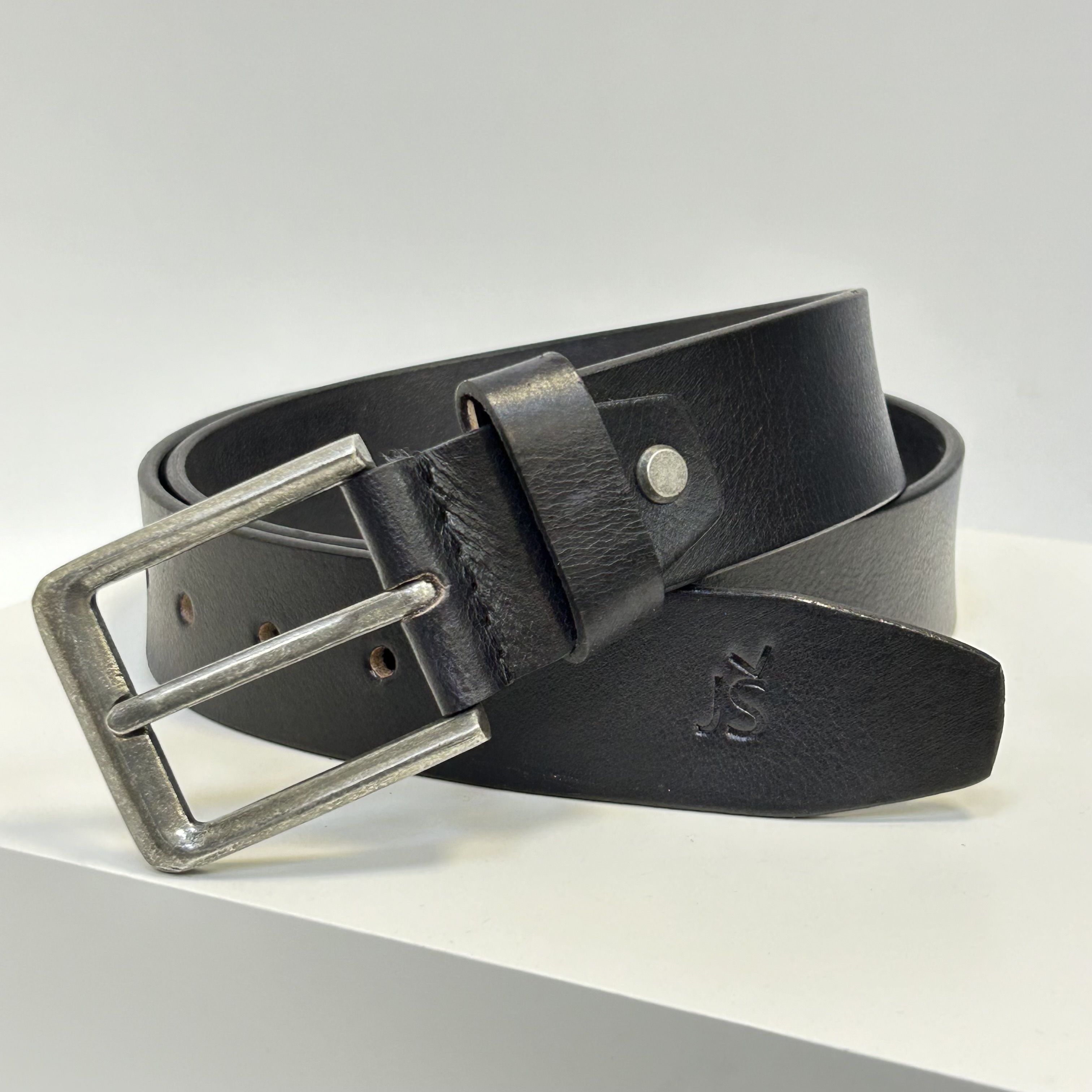 Již vyhotovený monogram | JŠ | na koženém pásku | OUTLET TvujOriginal.cz