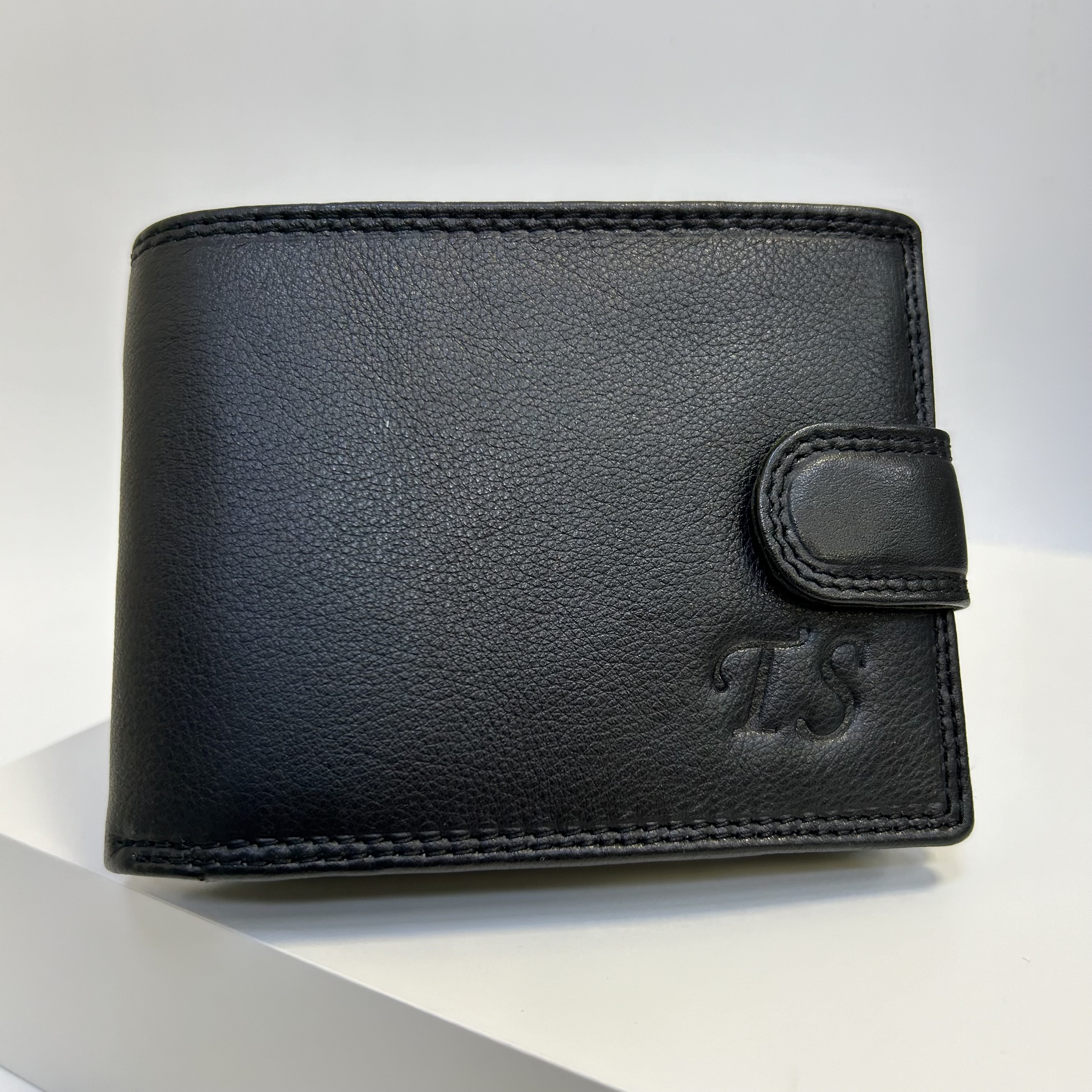 Již vyhotovený monogram | TS | na kožené peněžence | OUTLET TvujOriginal.cz