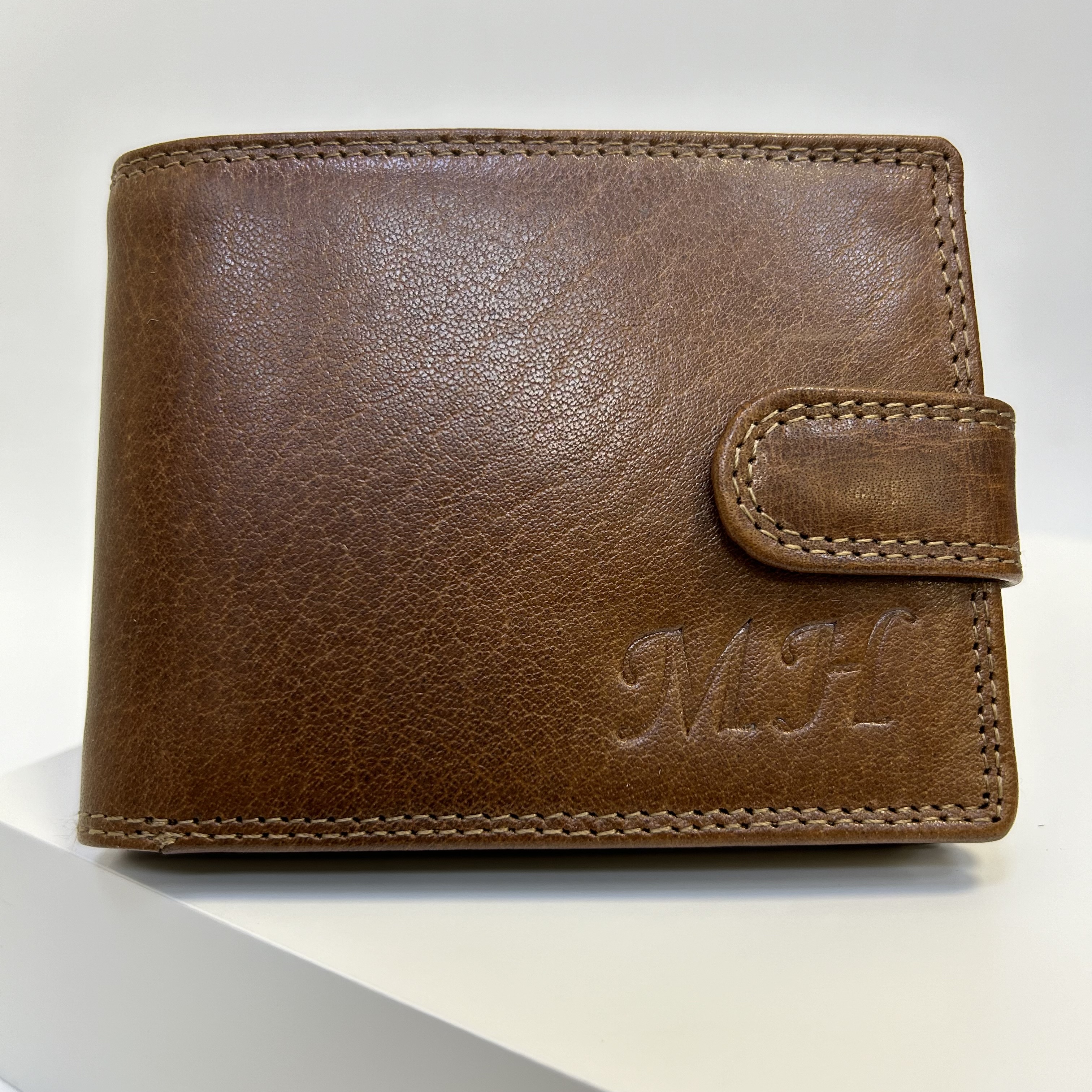 Již vyhotovený monogram | MH | na kožené peněžence | OUTLET TvujOriginal.cz