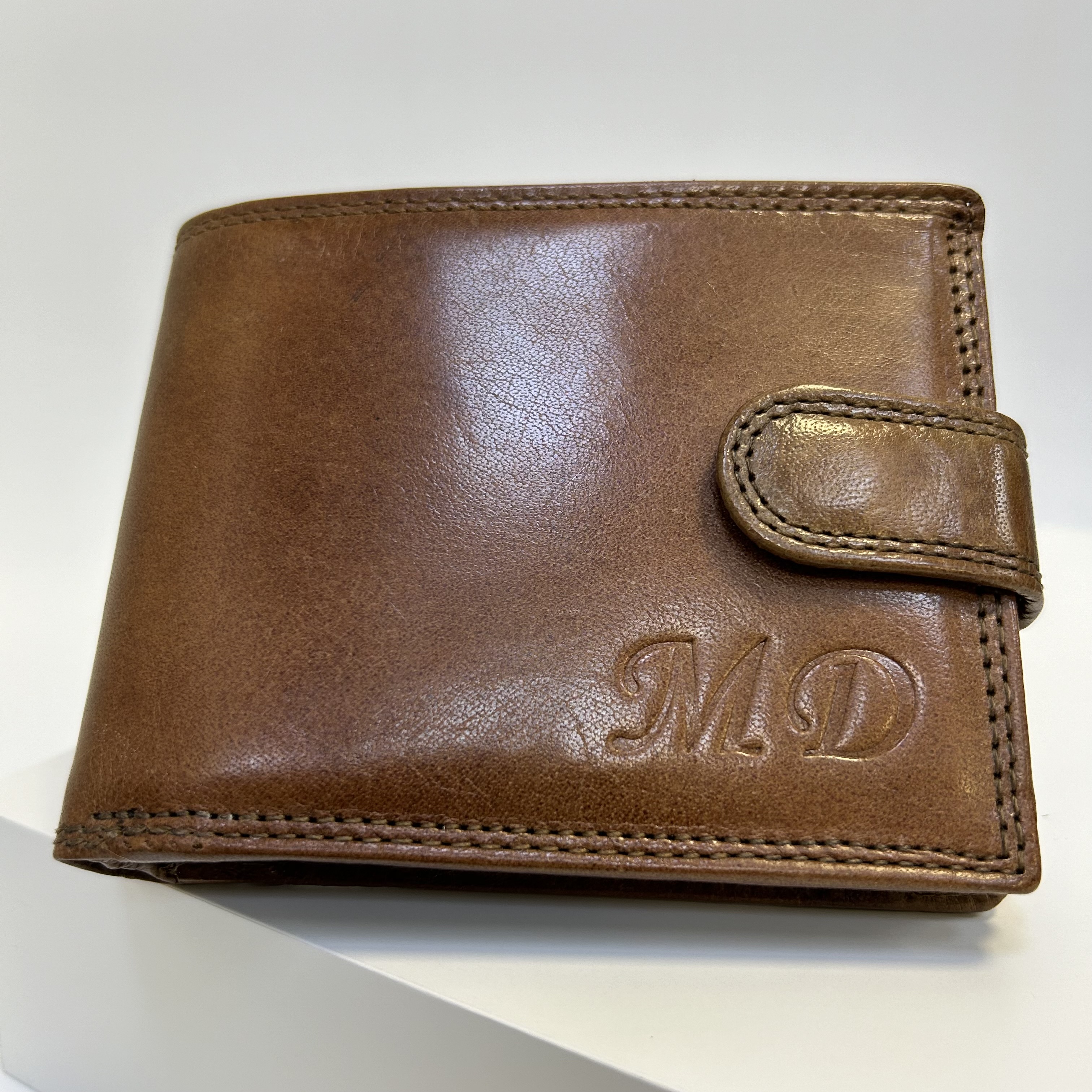 Již vyhotovený monogram | MD | na kožené peněžence | OUTLET TvujOriginal.cz