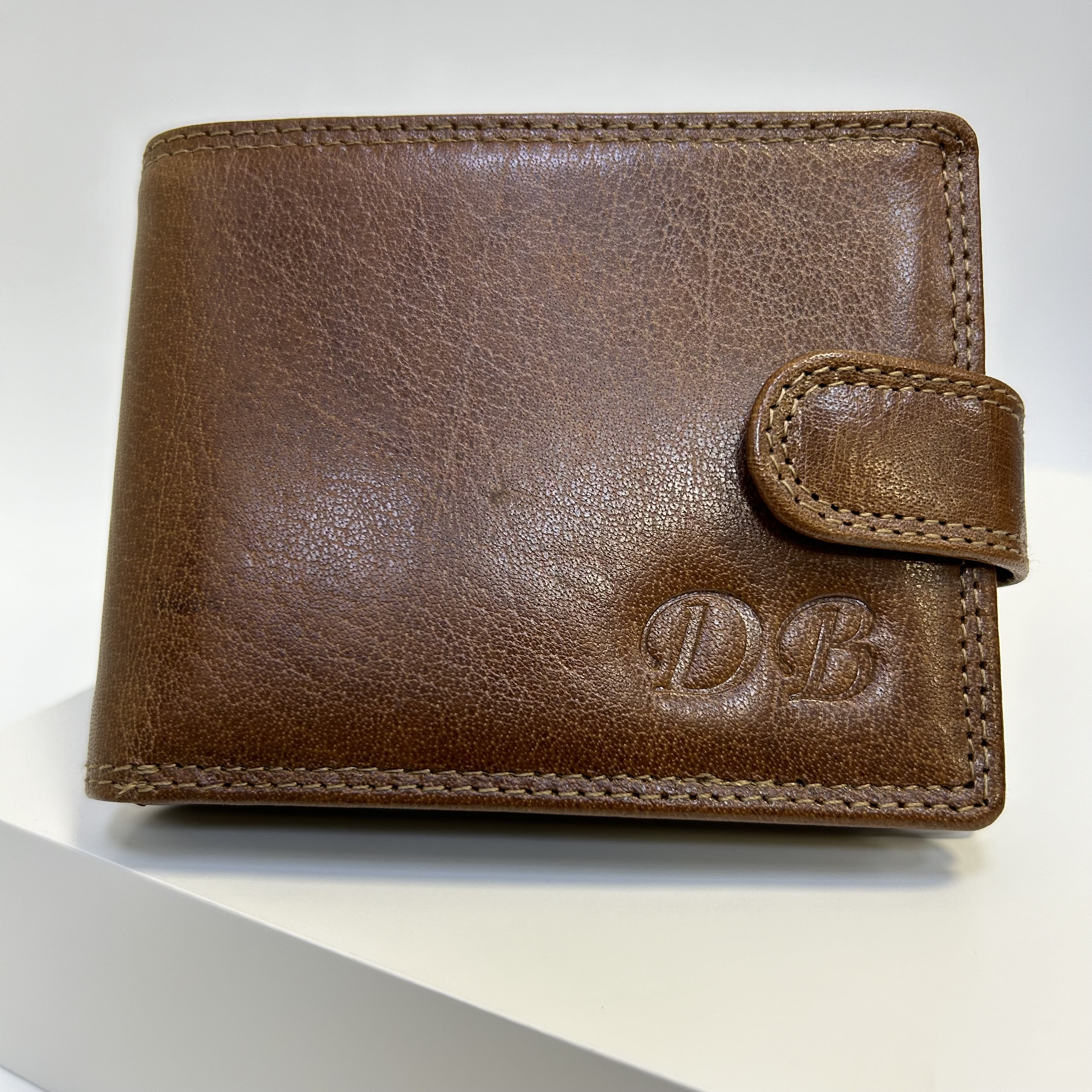 Již vyhotovený monogram | DB | na kožené peněžence | OUTLET TvujOriginal.cz