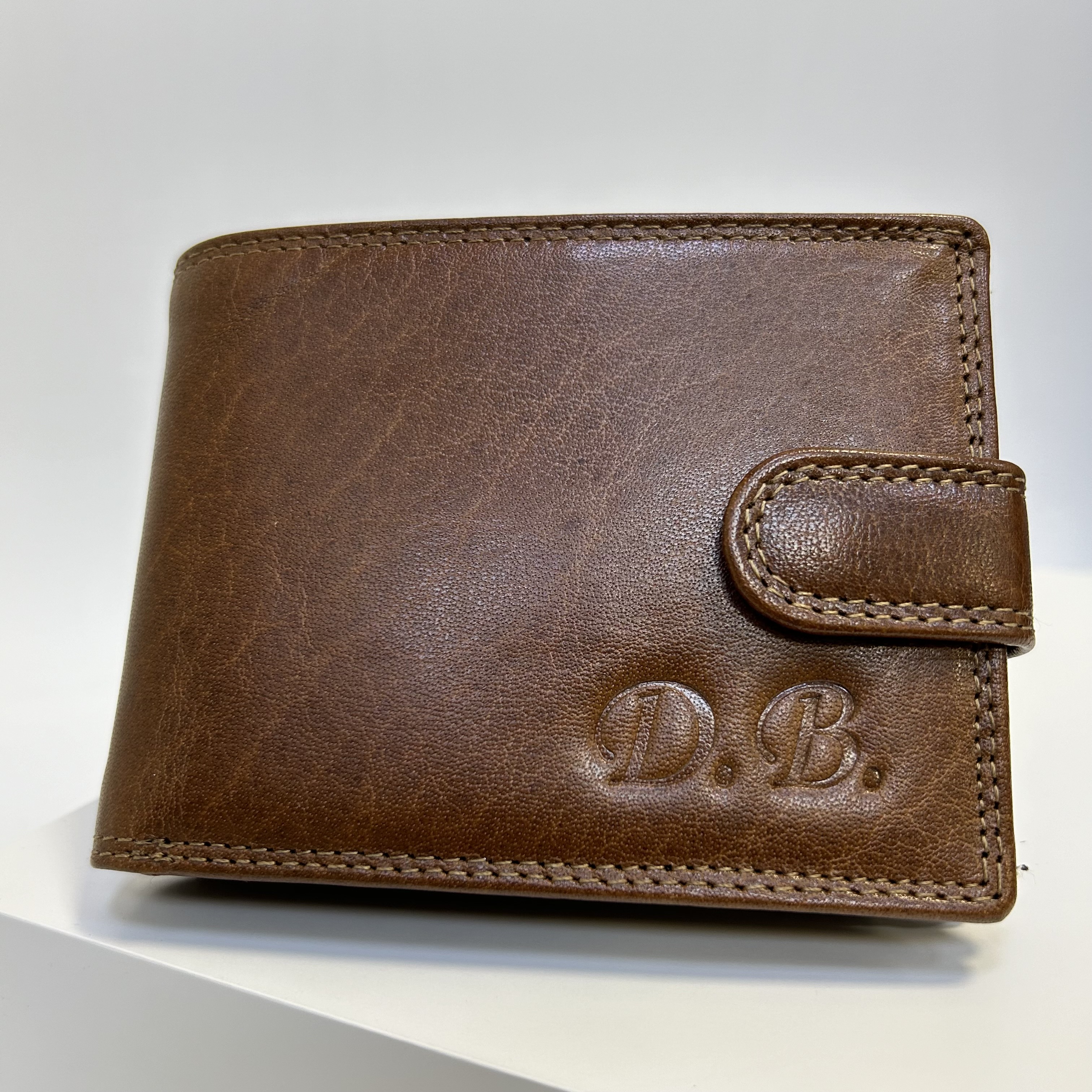 Již vyhotovený monogram | D.B. | na kožené peněžence | OUTLET TvujOriginal.cz