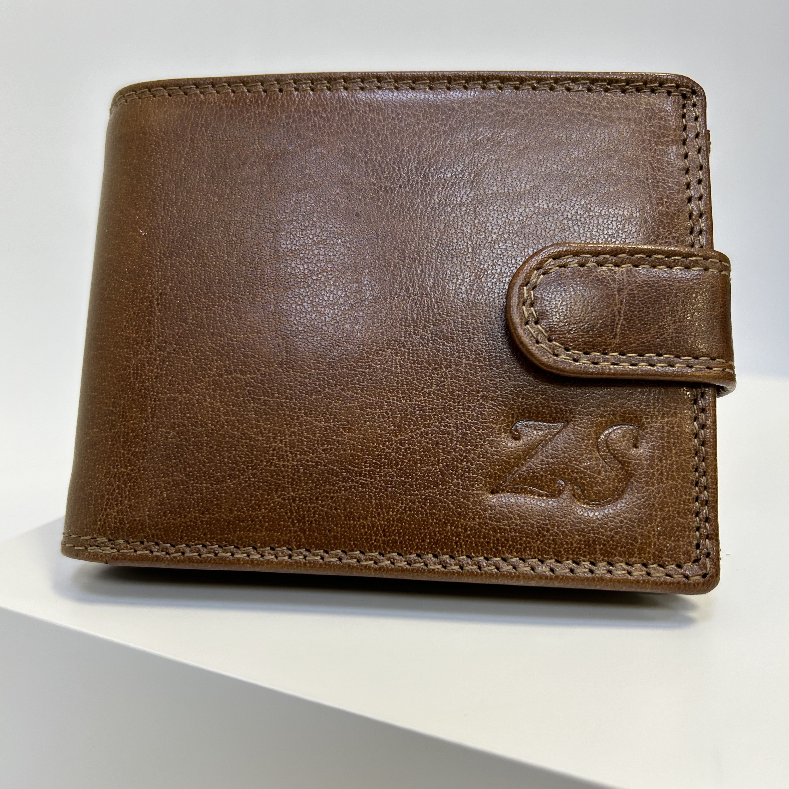 Již vyhotovený monogram | ZS | na kožené peněžence | OUTLET TvujOriginal.cz