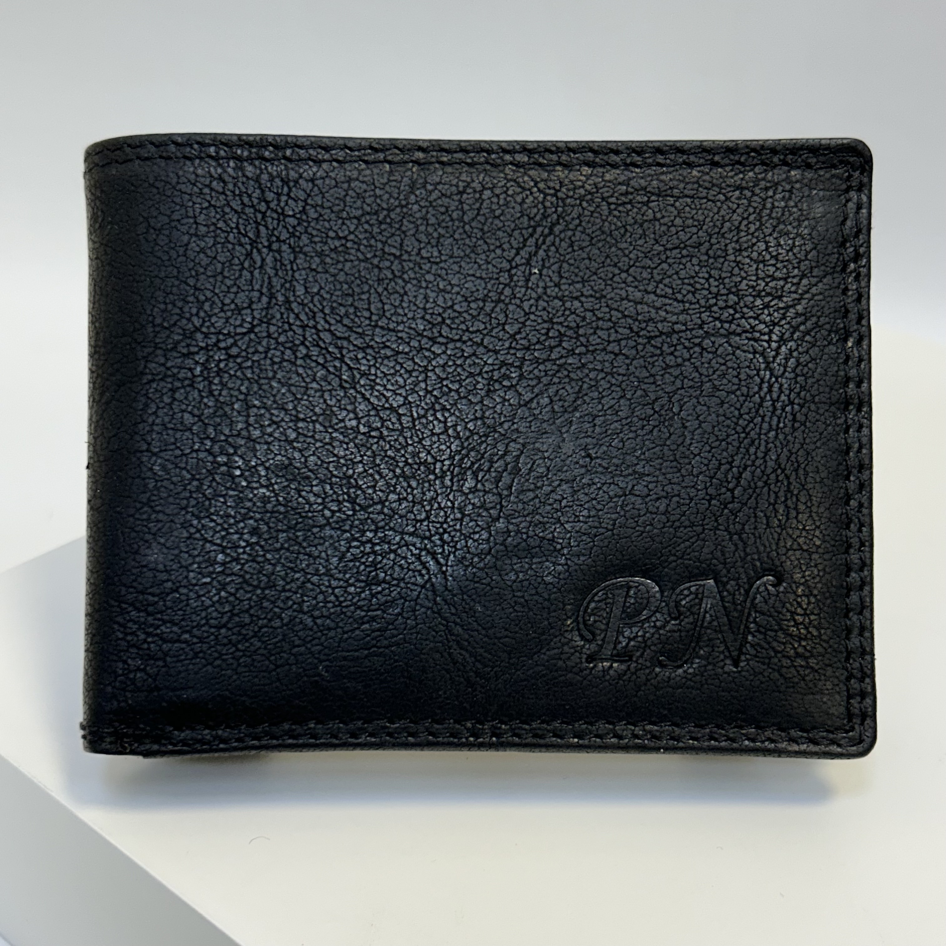 Již vyhotovený monogram | PN | na kožené peněžence | OUTLET TvujOriginal.cz