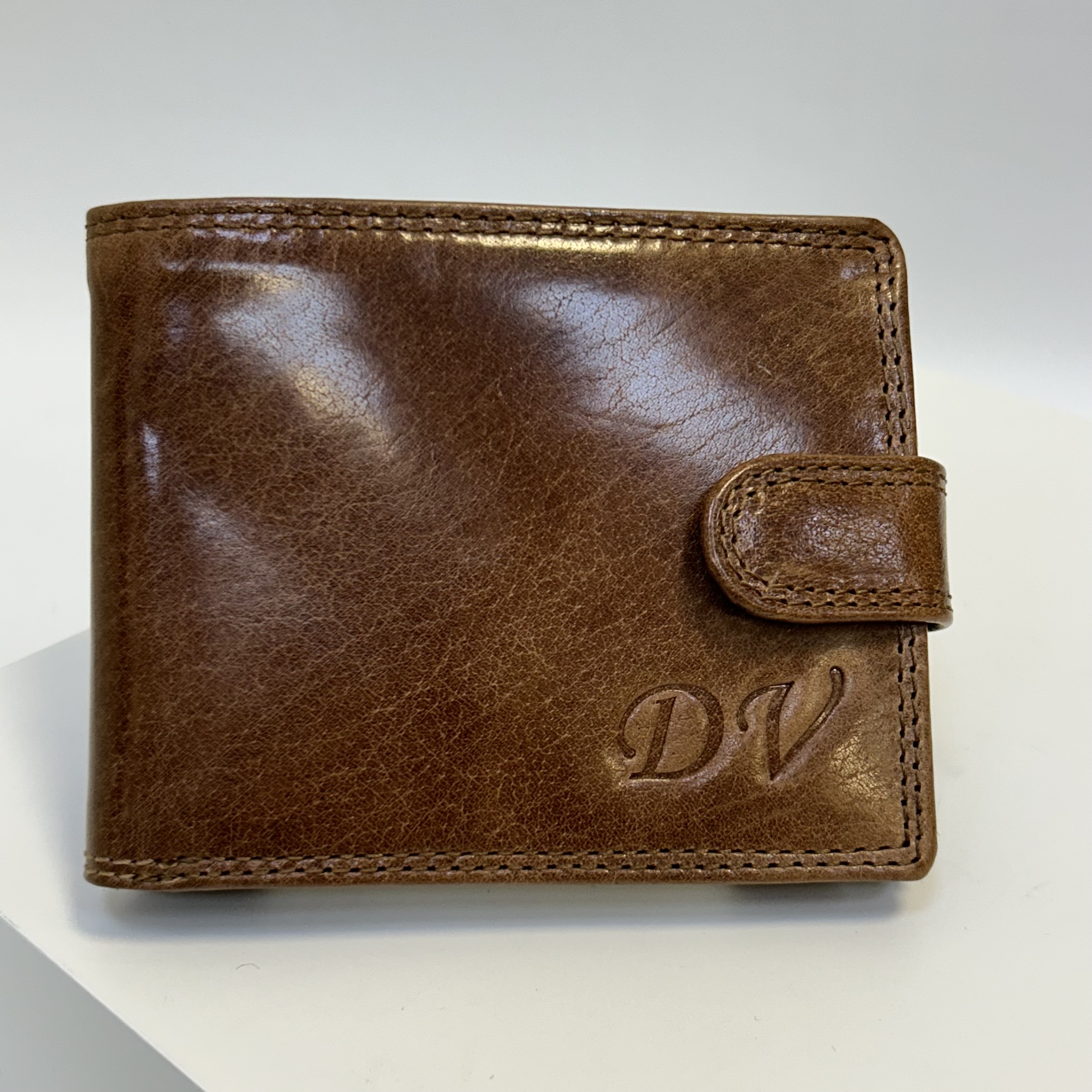 Již vyhotovený monogram | DV | na kožené peněžence | OUTLET TvujOriginal.cz