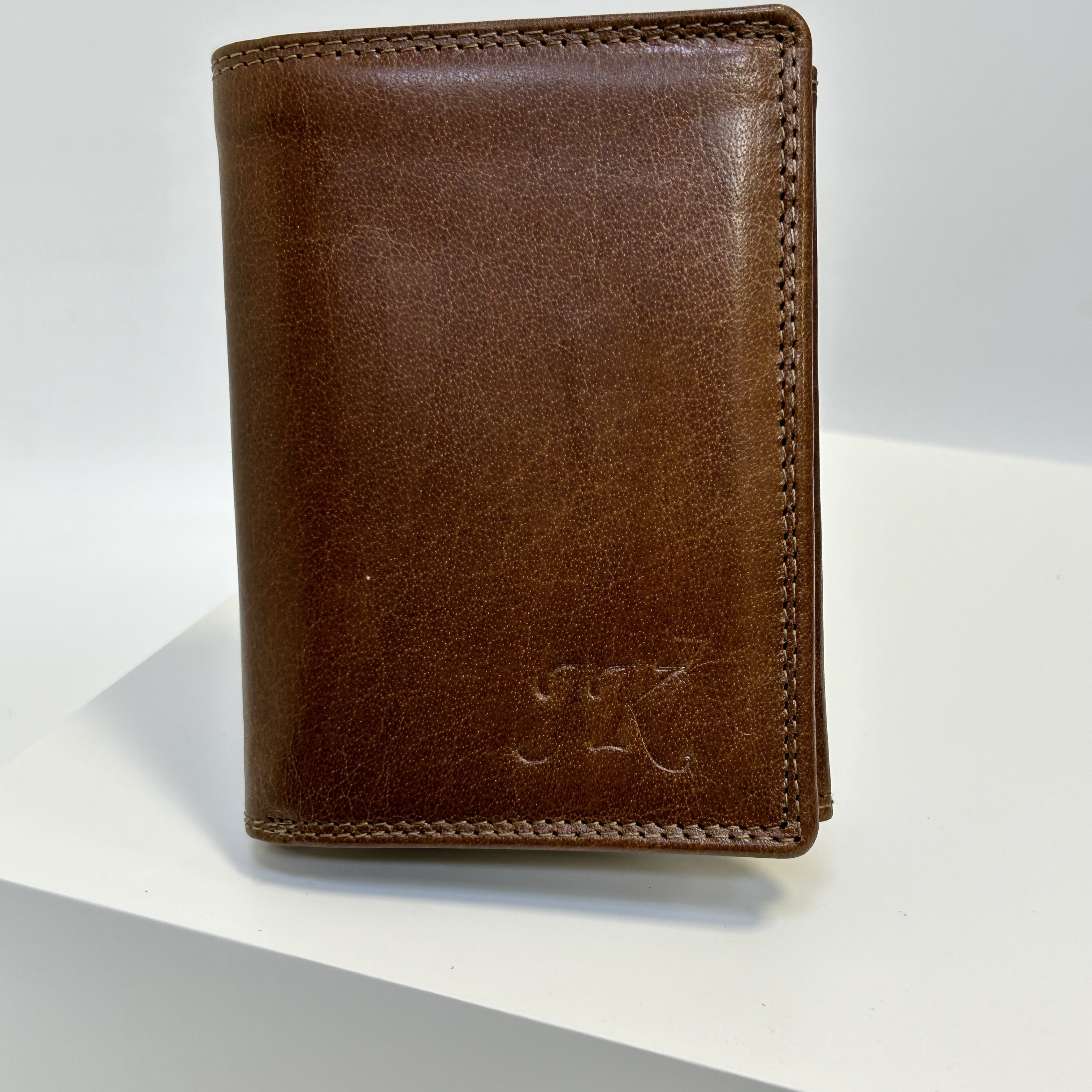 Již vyhotovený monogram | JK | na kožené peněžence | OUTLET TvujOriginal.cz