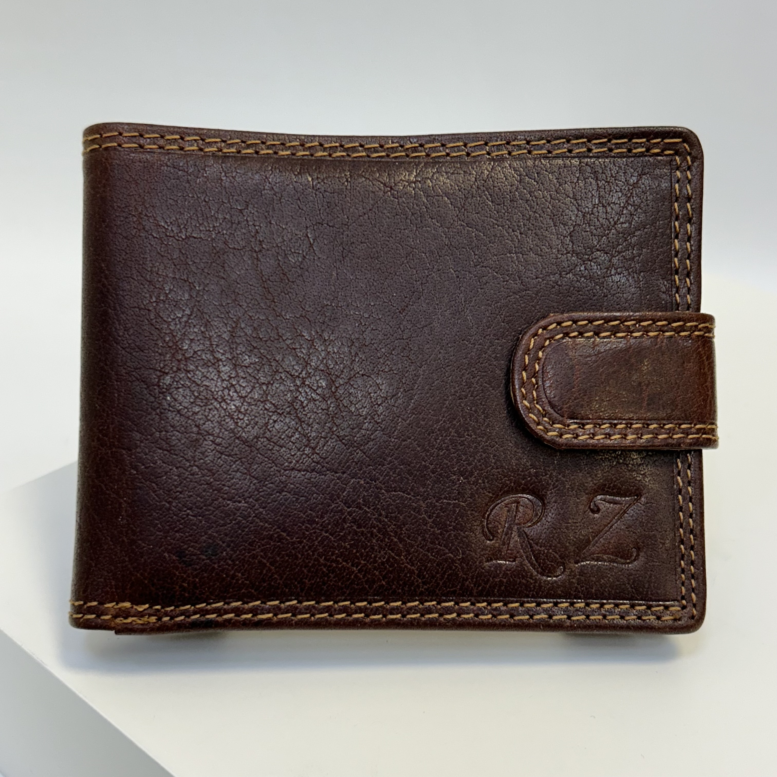 Již vyhotovený monogram | RZ | na kožené peněžence | OUTLET TvujOriginal.cz
