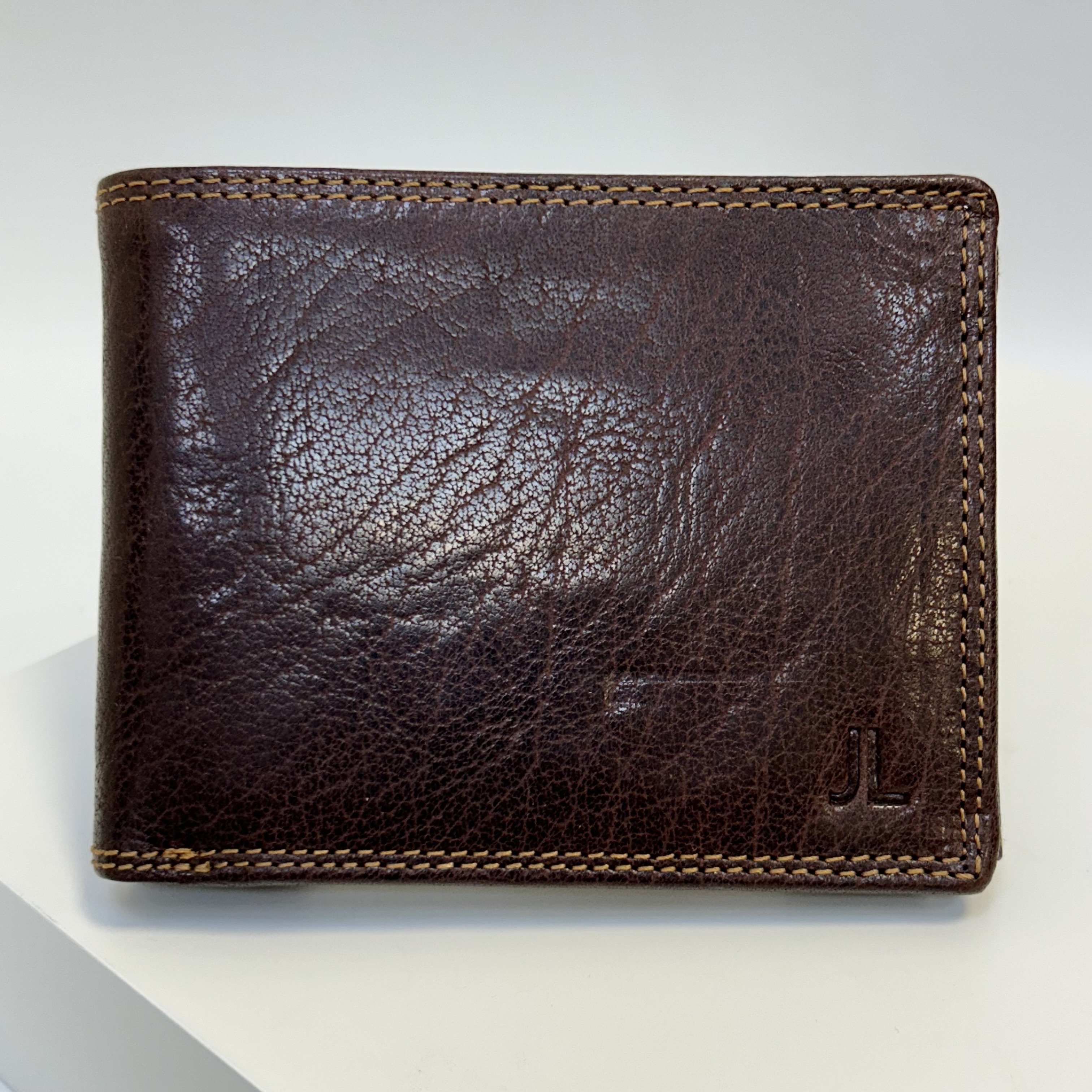 Již vyhotovený monogram | JL | na kožené peněžence | OUTLET TvujOriginal.cz