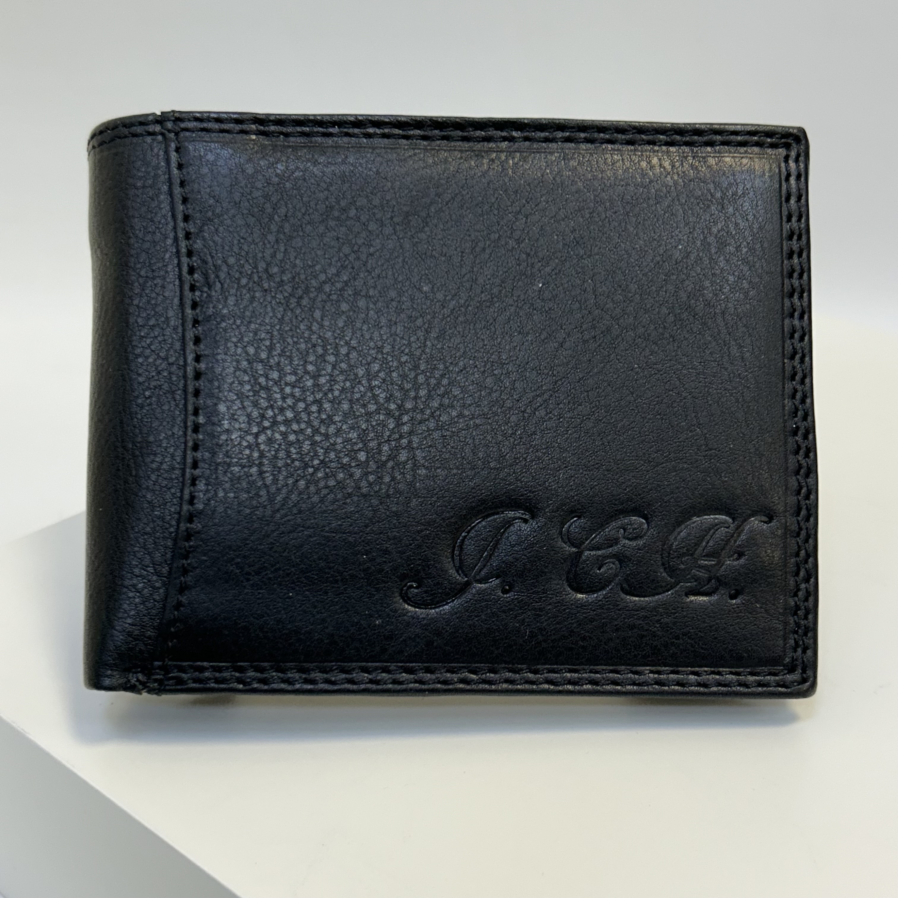 Již vyhotovený monogram | J.CH. | na kožené peněžence | OUTLET TvujOriginal.cz