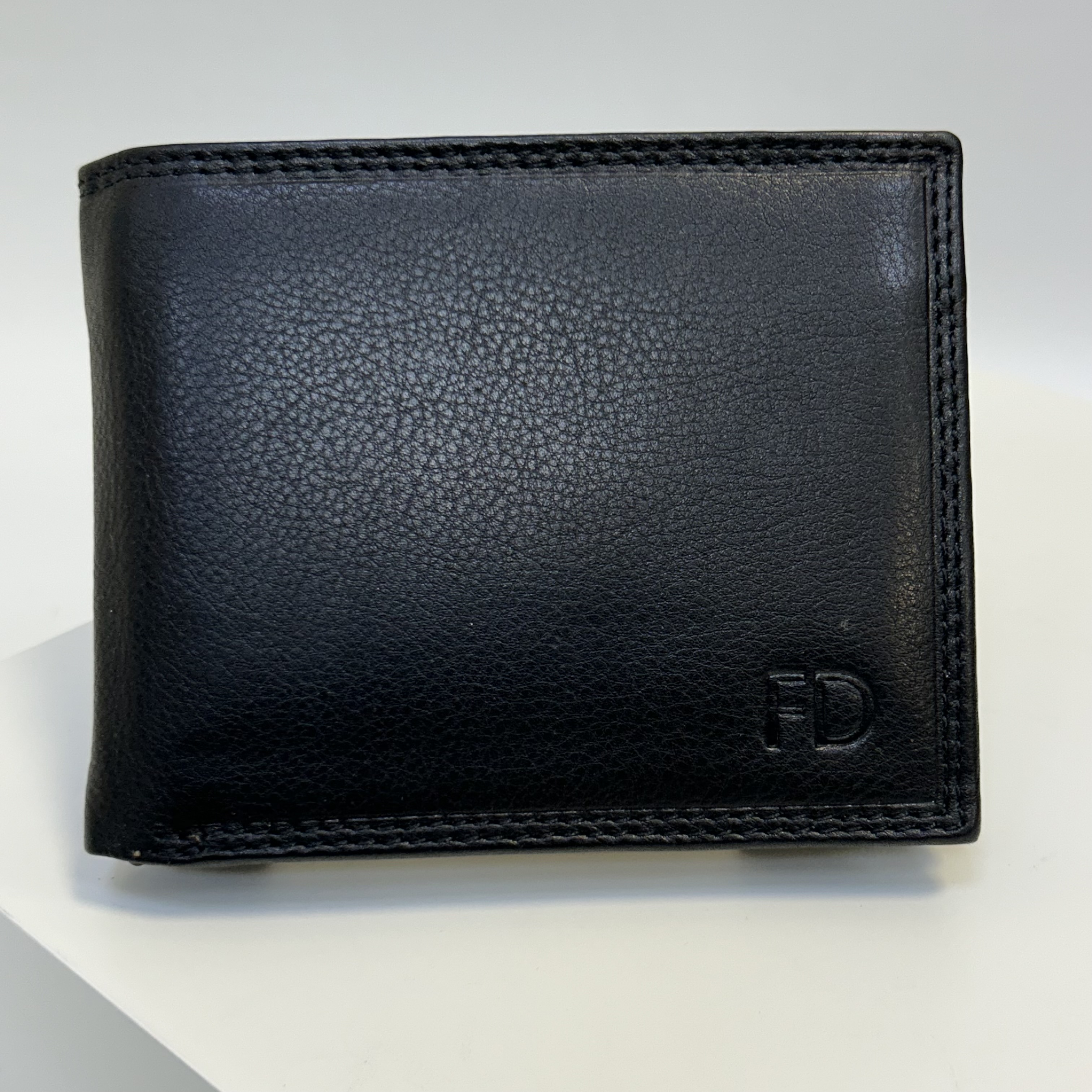 Již vyhotovený monogram | FD | na kožené peněžence | OUTLET TvujOriginal.cz