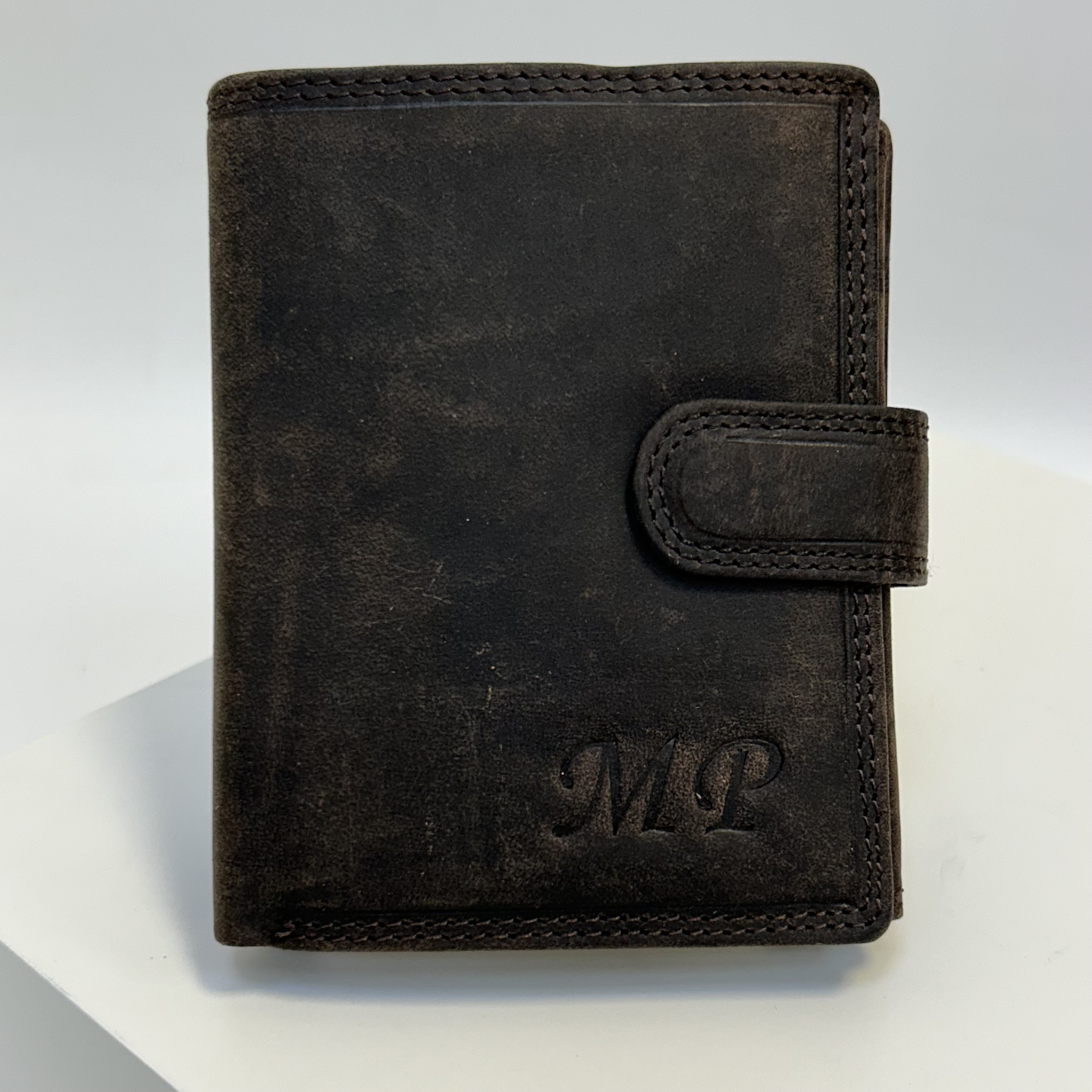 Již vyhotovený monogram | MP | na kožené peněžence | OUTLET TvujOriginal.cz