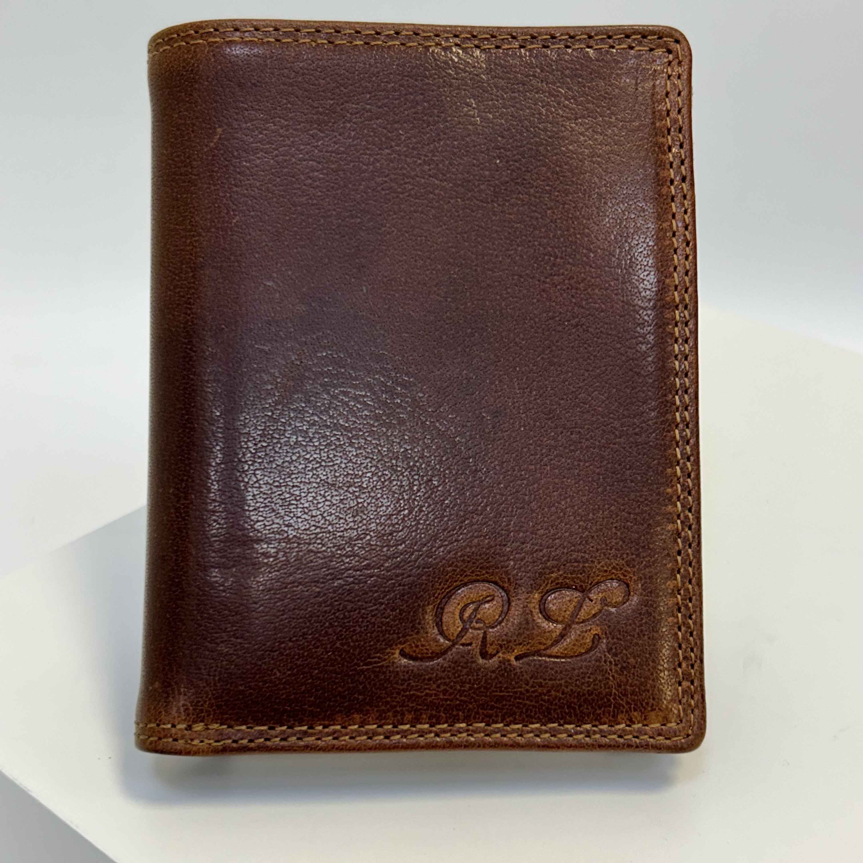 Již vyhotovený monogram | RL | na kožené peněžence | OUTLET TvujOriginal.cz
