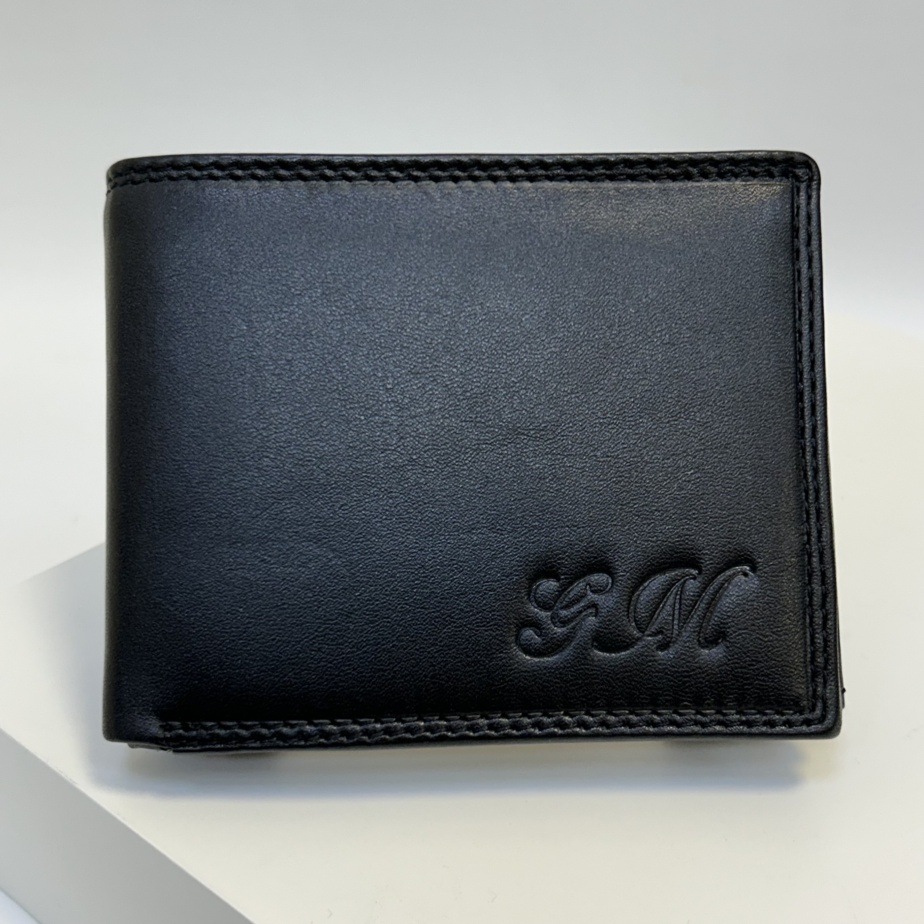 Již vyhotovený monogram | GM | na kožené peněžence | OUTLET TvujOriginal.cz