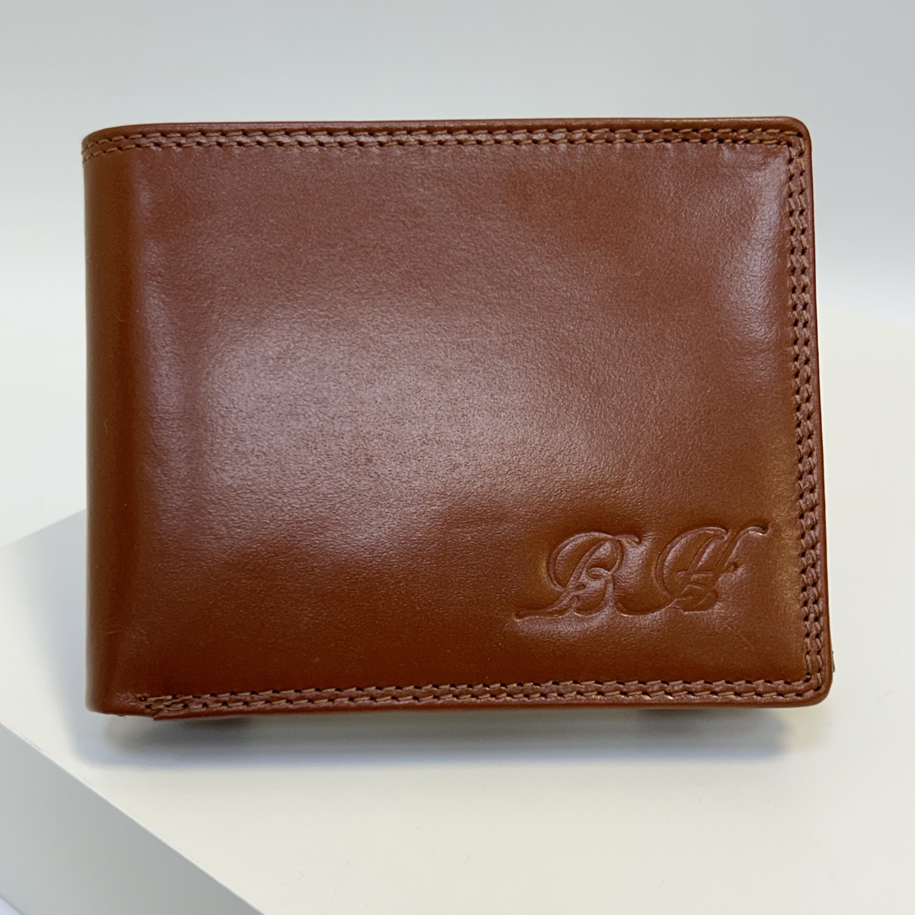 Již vyhotovený monogram | BH | na kožené peněžence | OUTLET TvujOriginal.cz