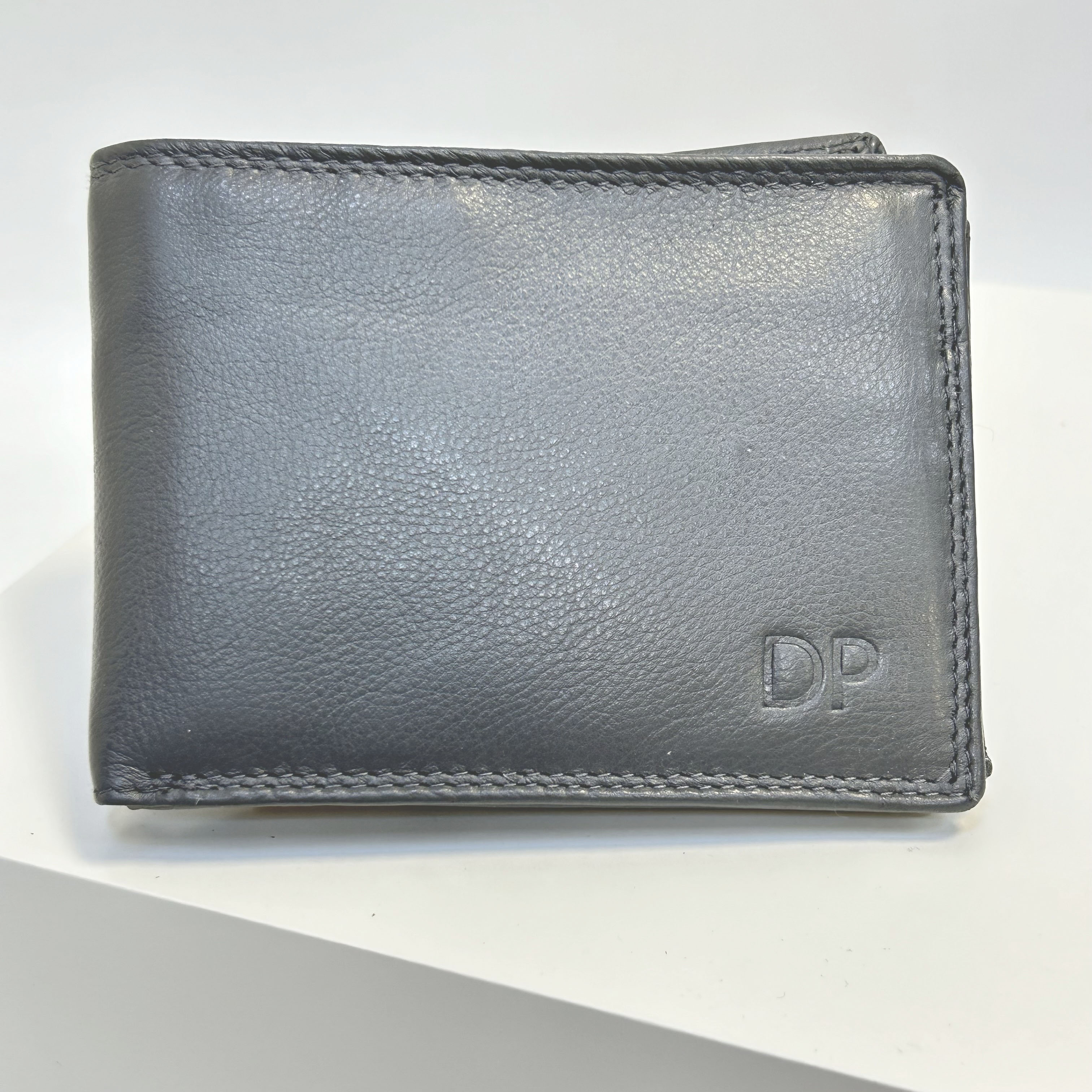 Již vyhotovený monogram | DP | na kožené peněžence | OUTLET TvujOriginal.cz