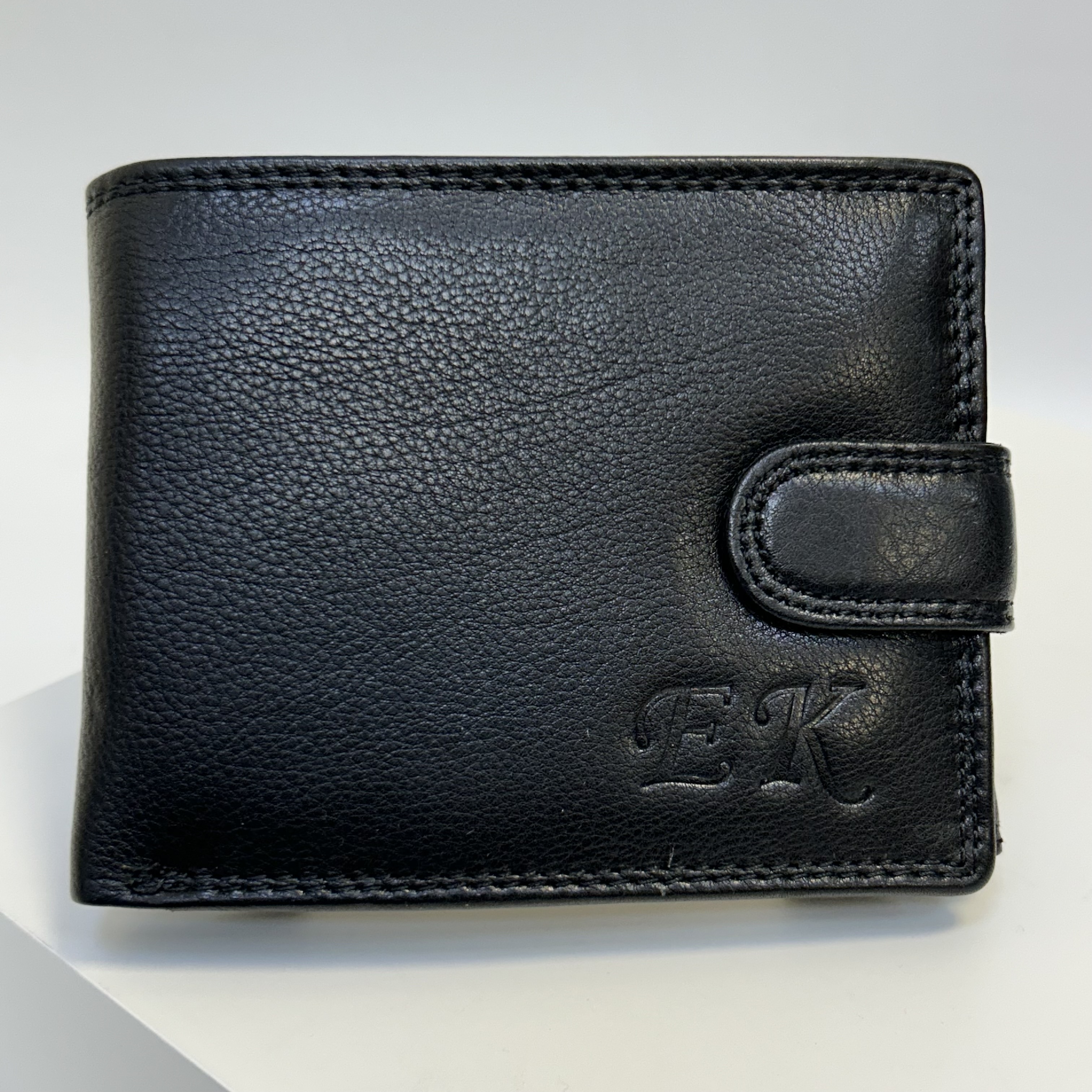 Již vyhotovený monogram | EK | na kožené peněžence | OUTLET TvujOriginal.cz