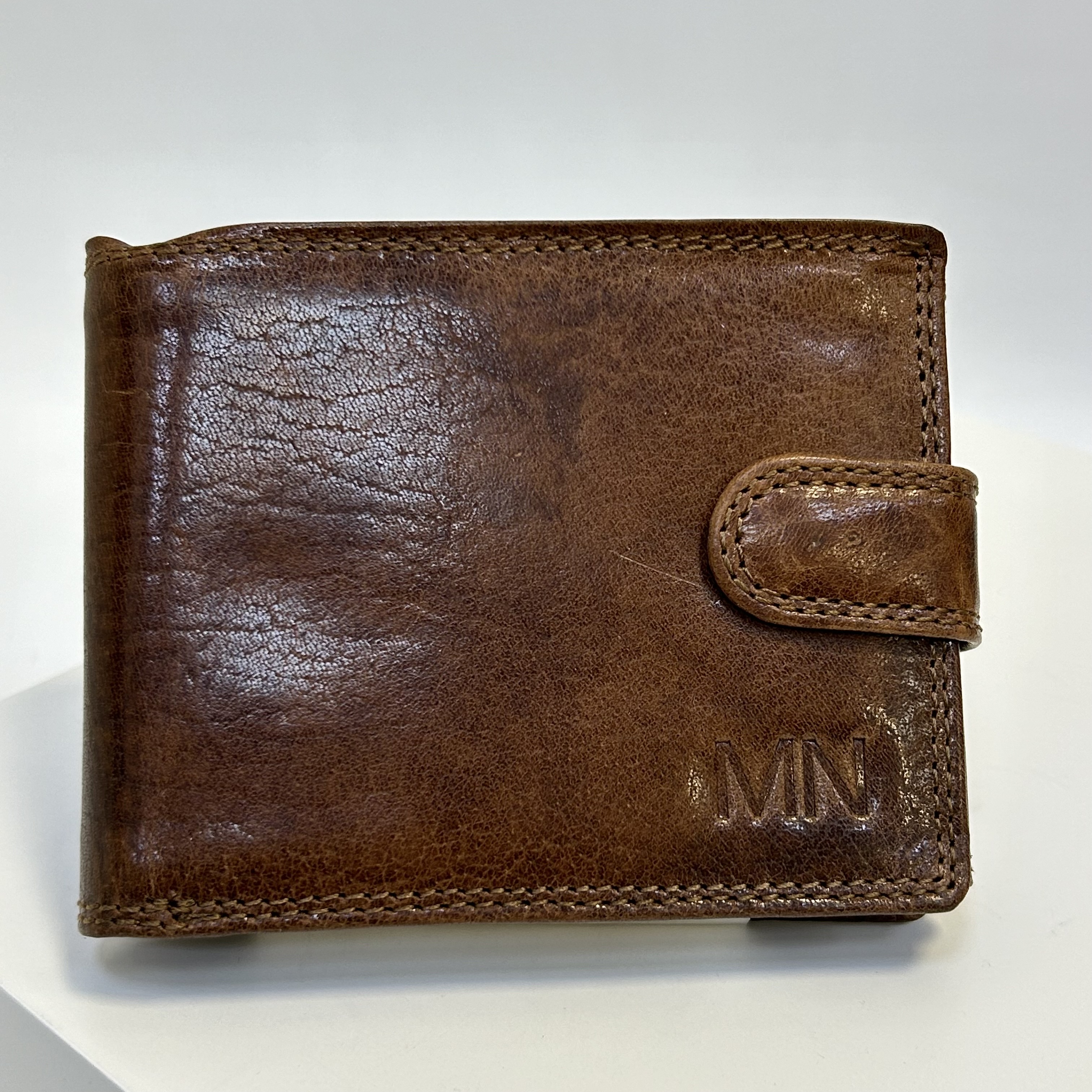 Již vyhotovený monogram | MN | na kožené peněžence | OUTLET TvujOriginal.cz