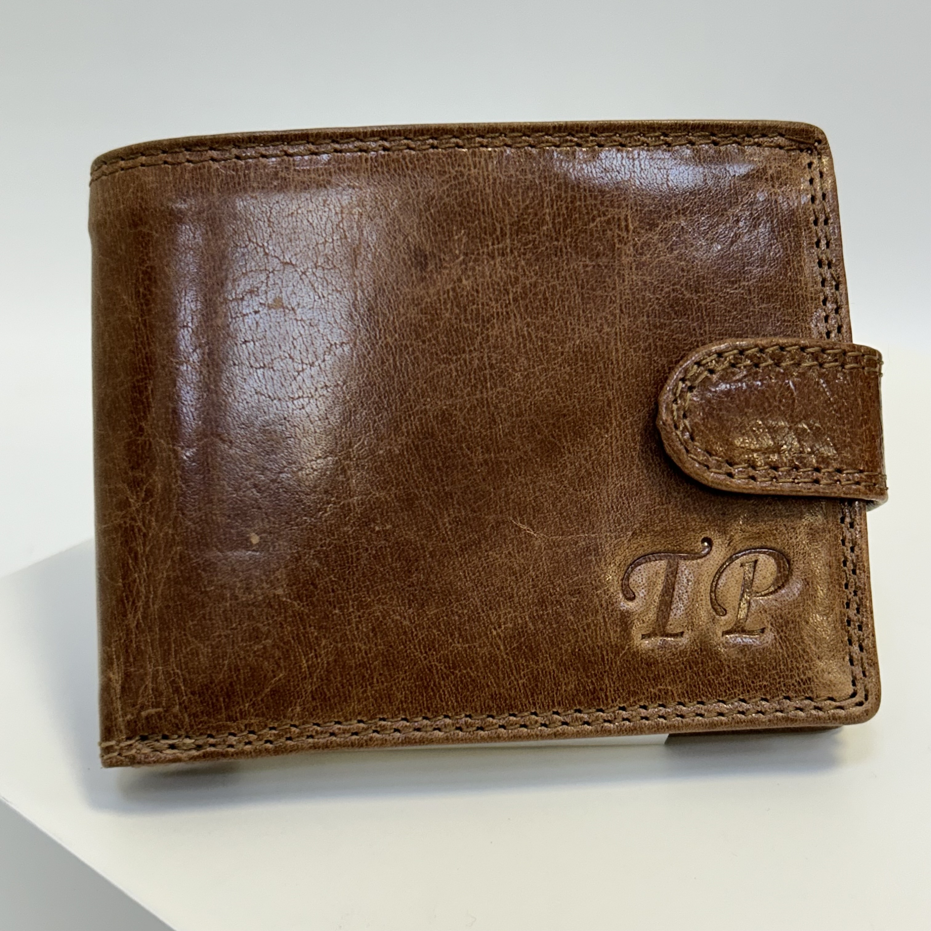 Již vyhotovený monogram | TP | na kožené peněžence | OUTLET TvujOriginal.cz