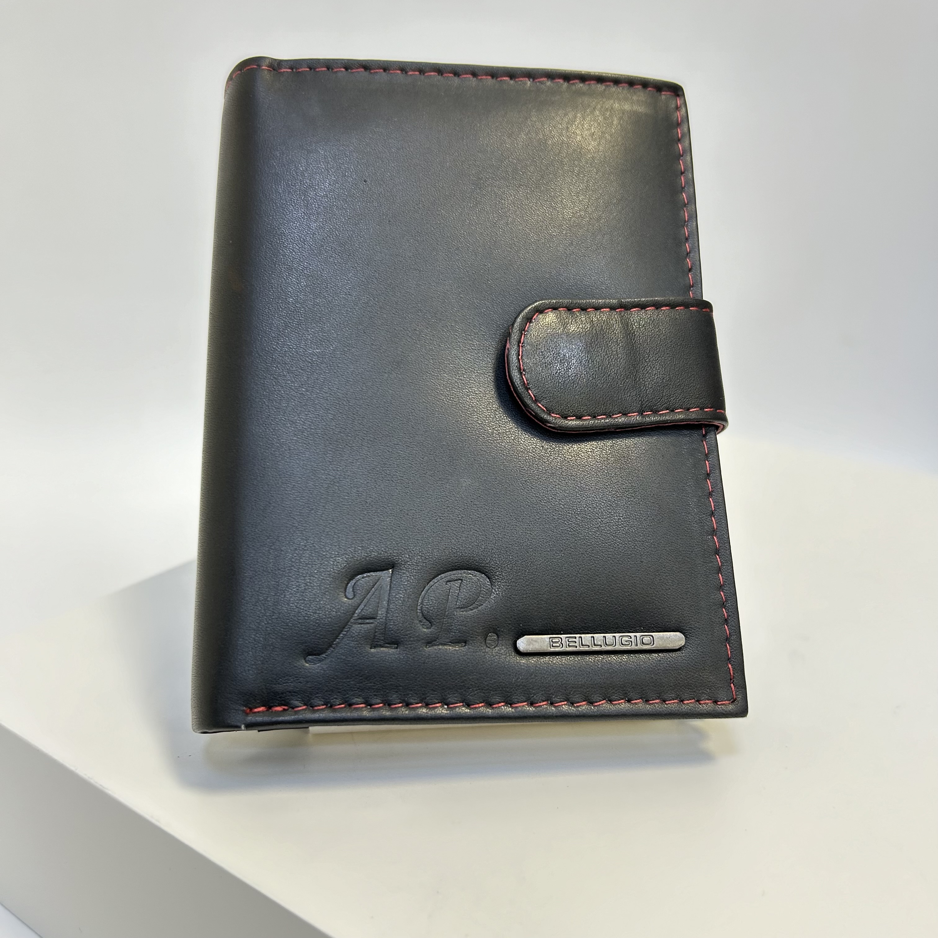 Již vyhotovený monogram | AP. | na kožené peněžence | OUTLET TvujOriginal.cz