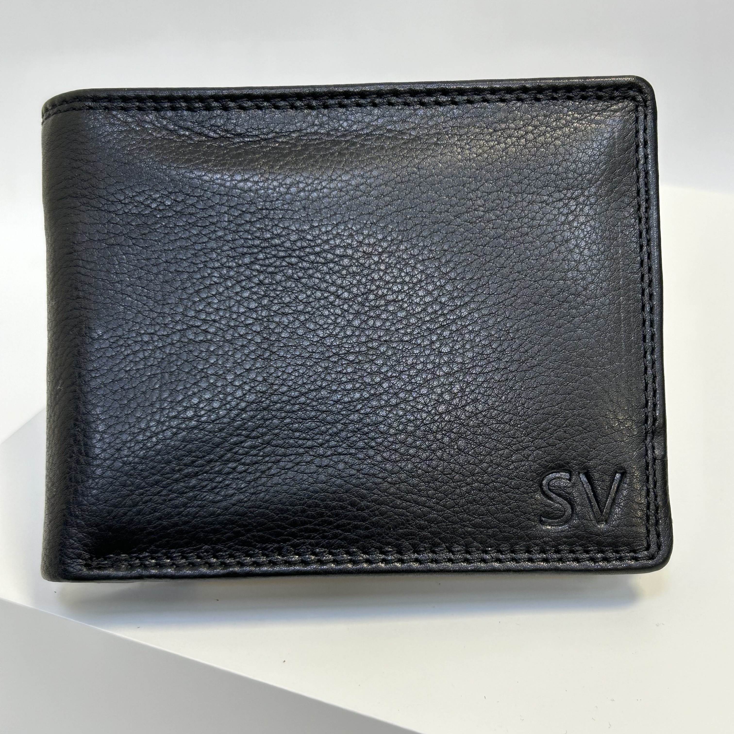 Již vyhotovený monogram | SV | na kožené peněžence | OUTLET TvujOriginal.cz