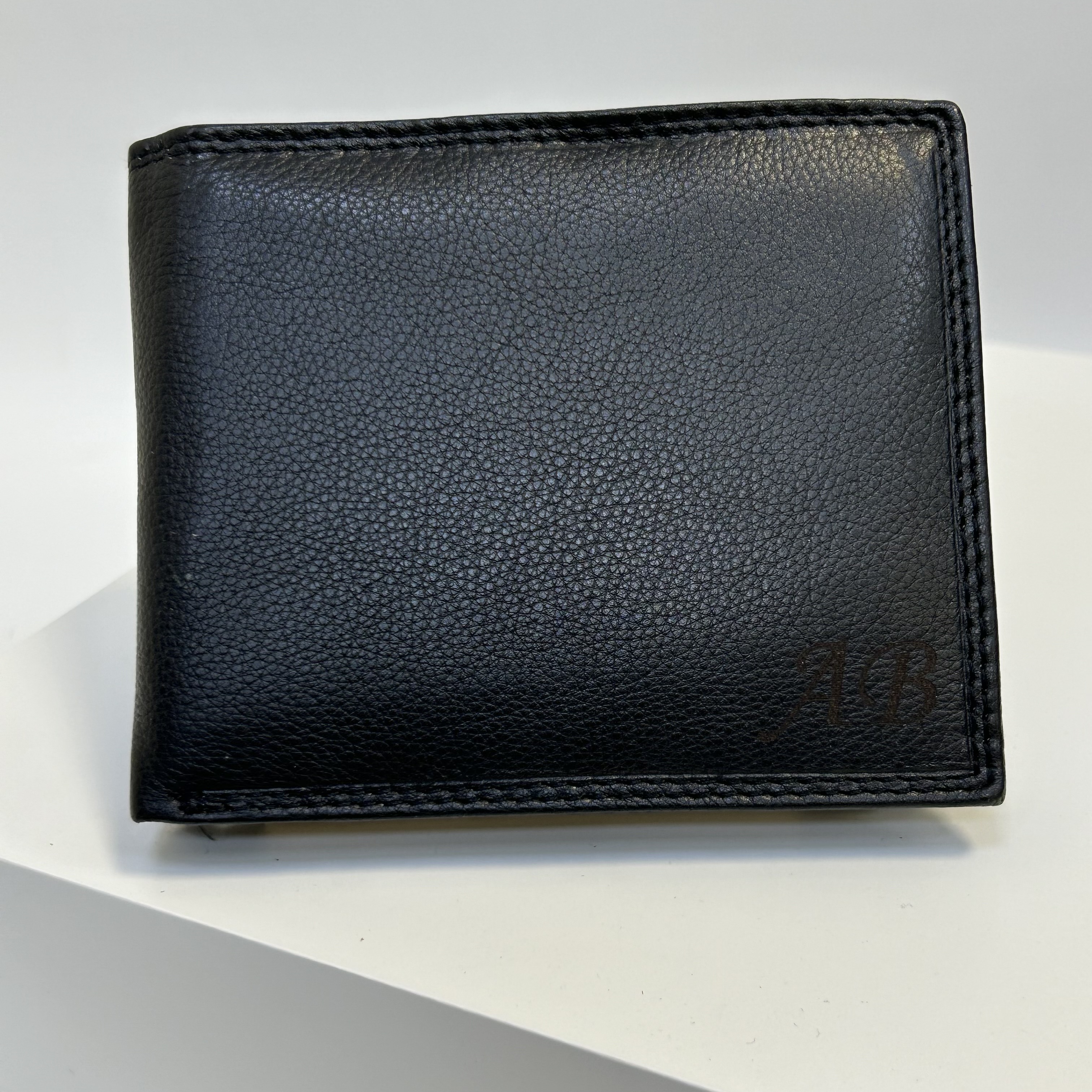 Již vyhotovený monogram | AB | na kožené peněžence | OUTLET TvujOriginal.cz