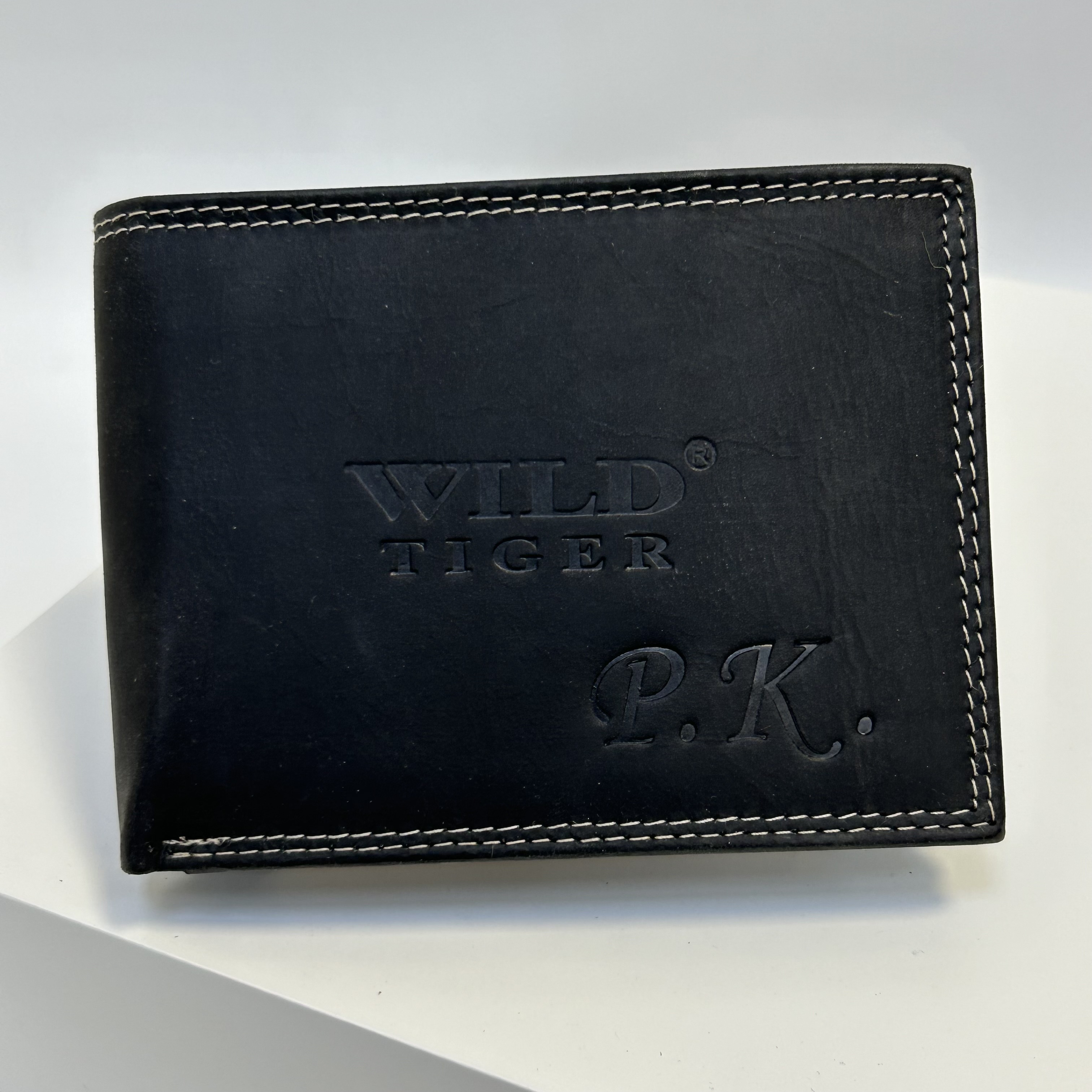 Již vyhotovený monogram | P.K. | na kožené peněžence | OUTLET TvujOriginal.cz