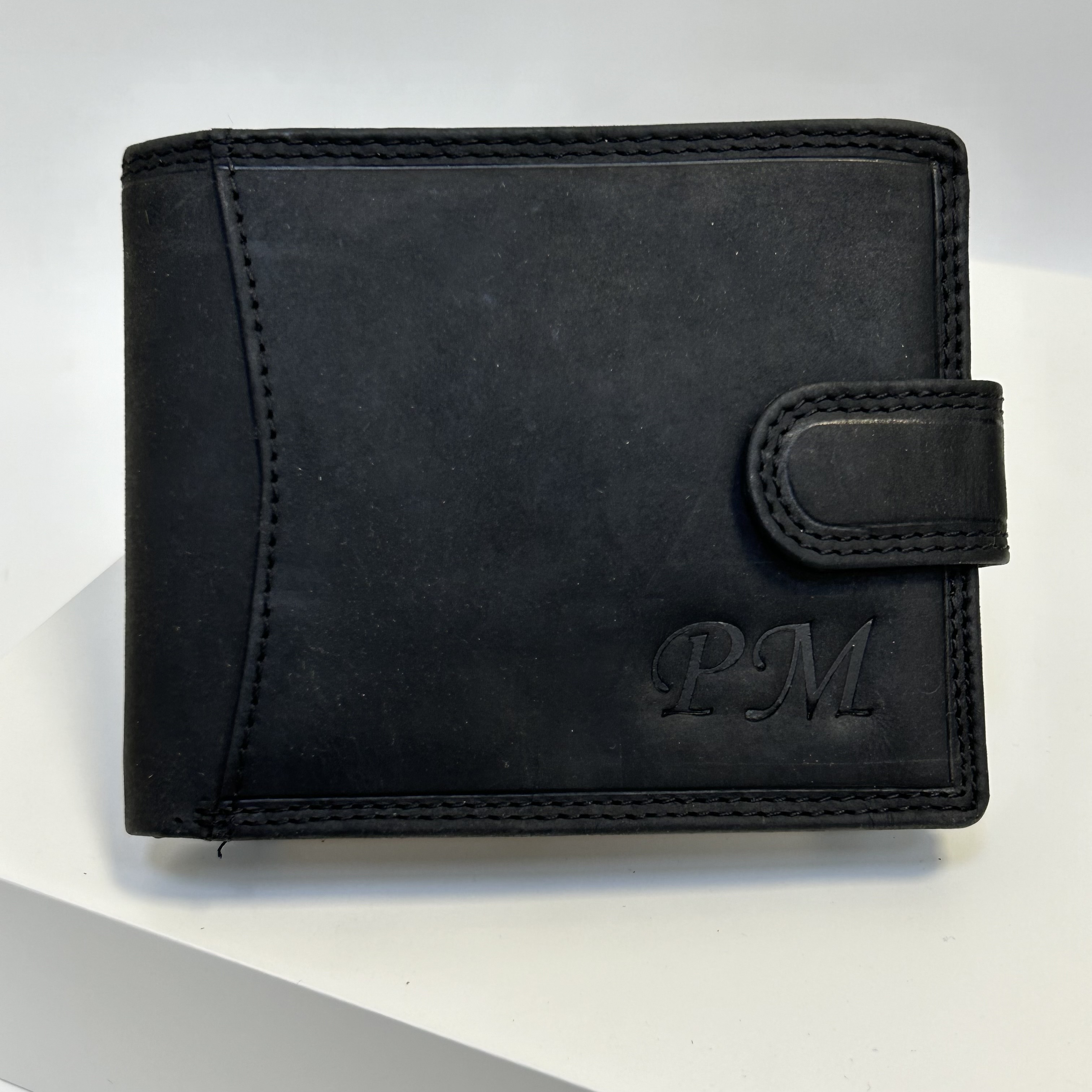 Již vyhotovený monogram | PM | na kožené peněžence | OUTLET TvujOriginal.cz