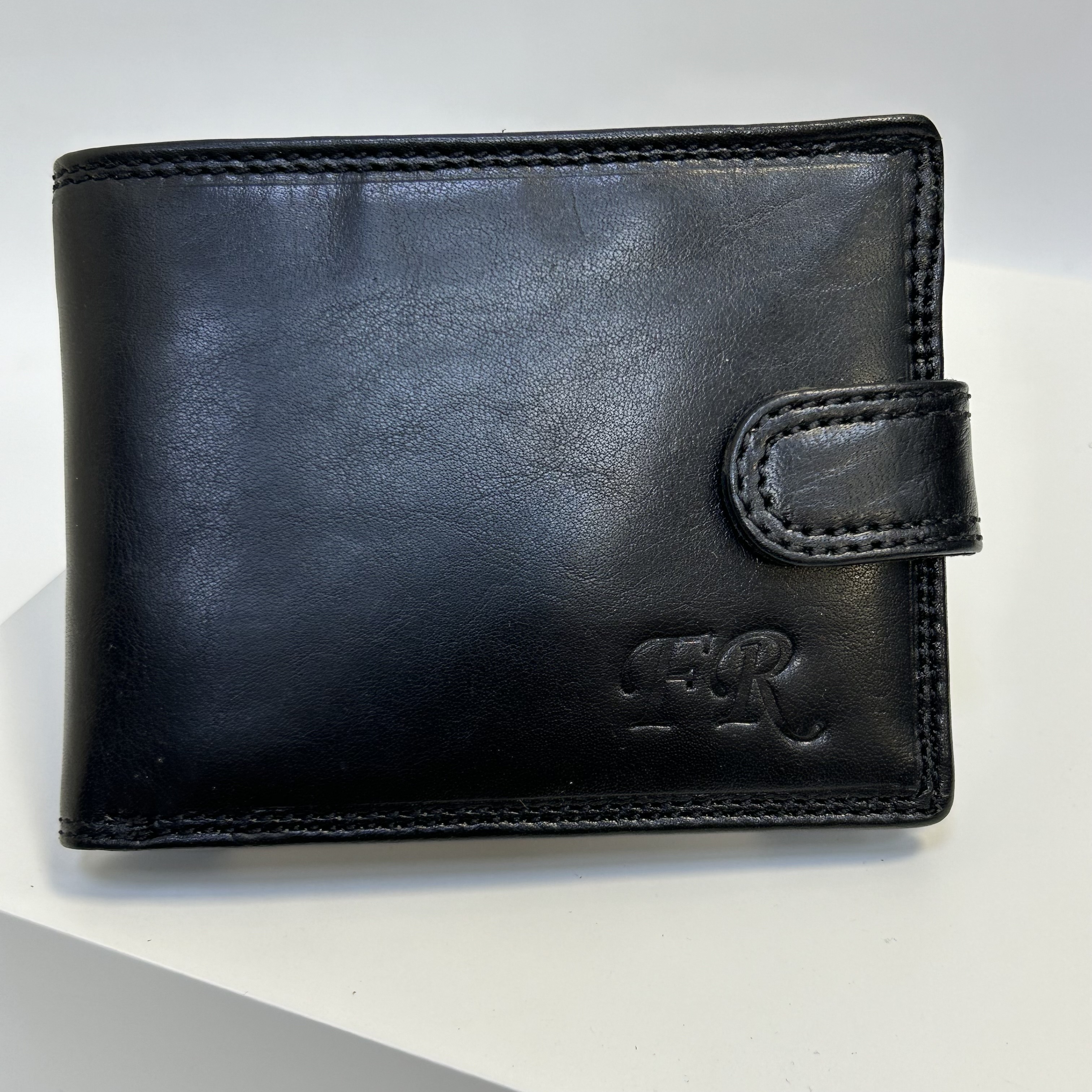 Již vyhotovený monogram | FR | na kožené peněžence | OUTLET TvujOriginal.cz