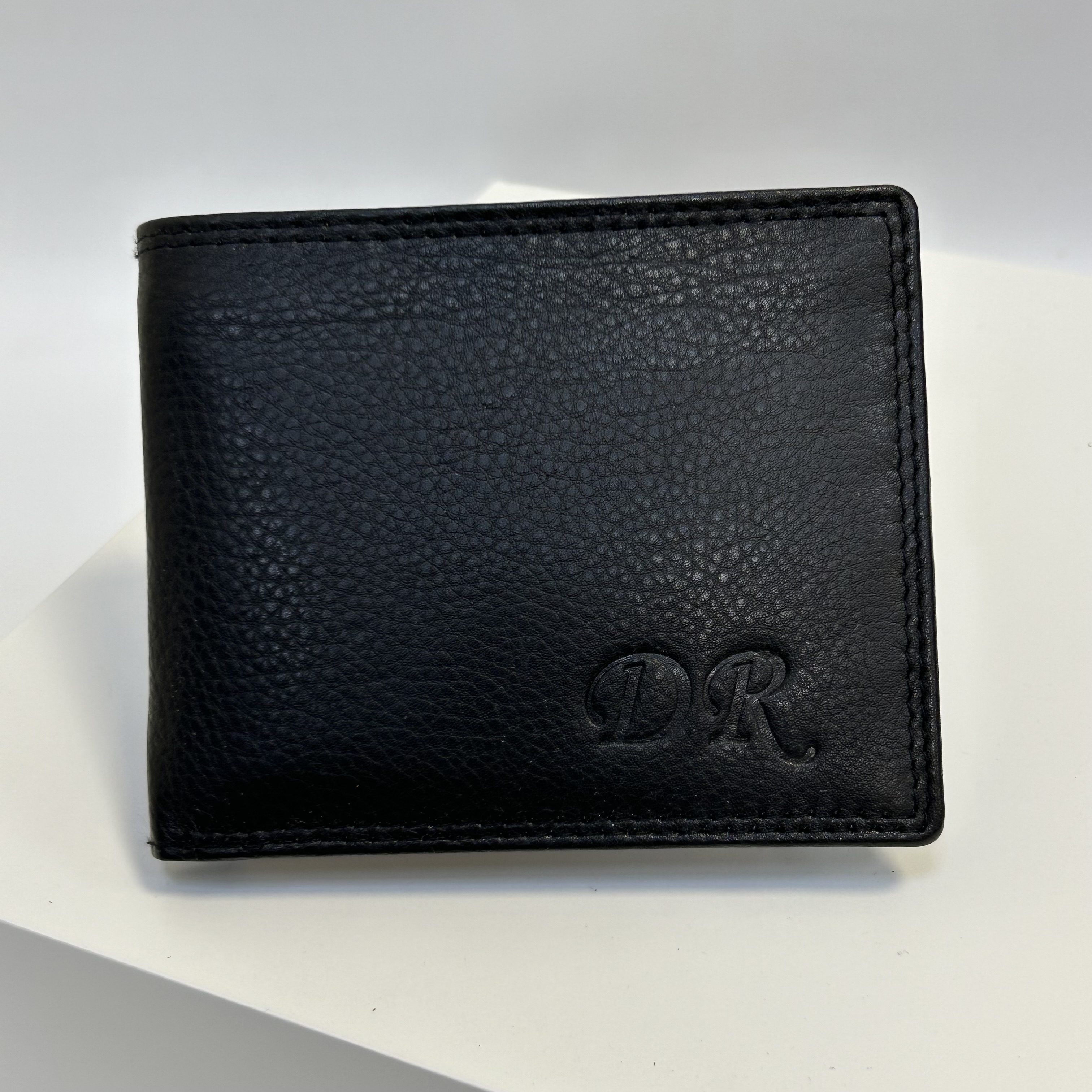 Již vyhotovený monogram | DR | na kožené peněžence | OUTLET TvujOriginal.cz