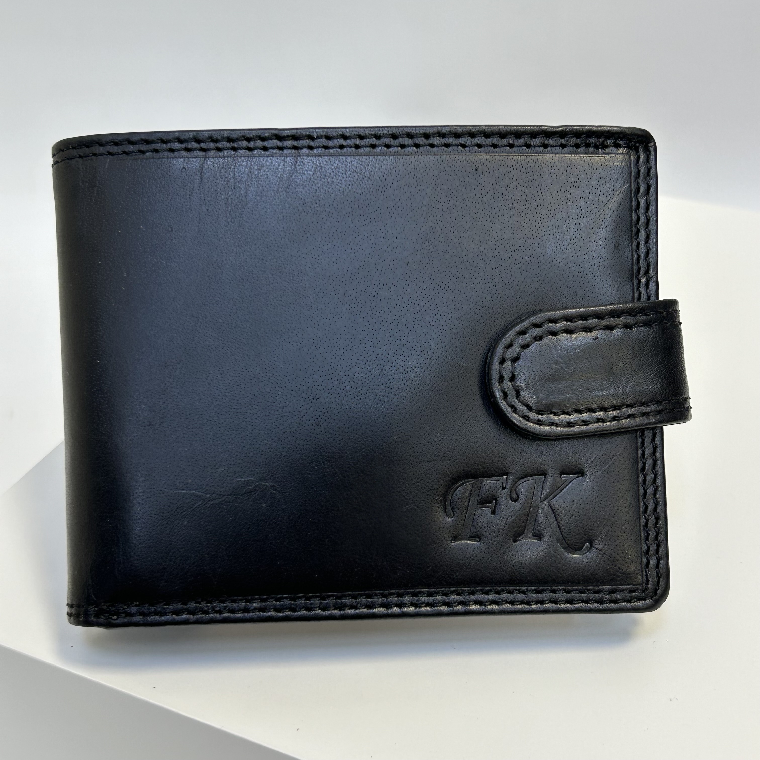 Již vyhotovený monogram | FK | na kožené peněžence | OUTLET TvujOriginal.cz