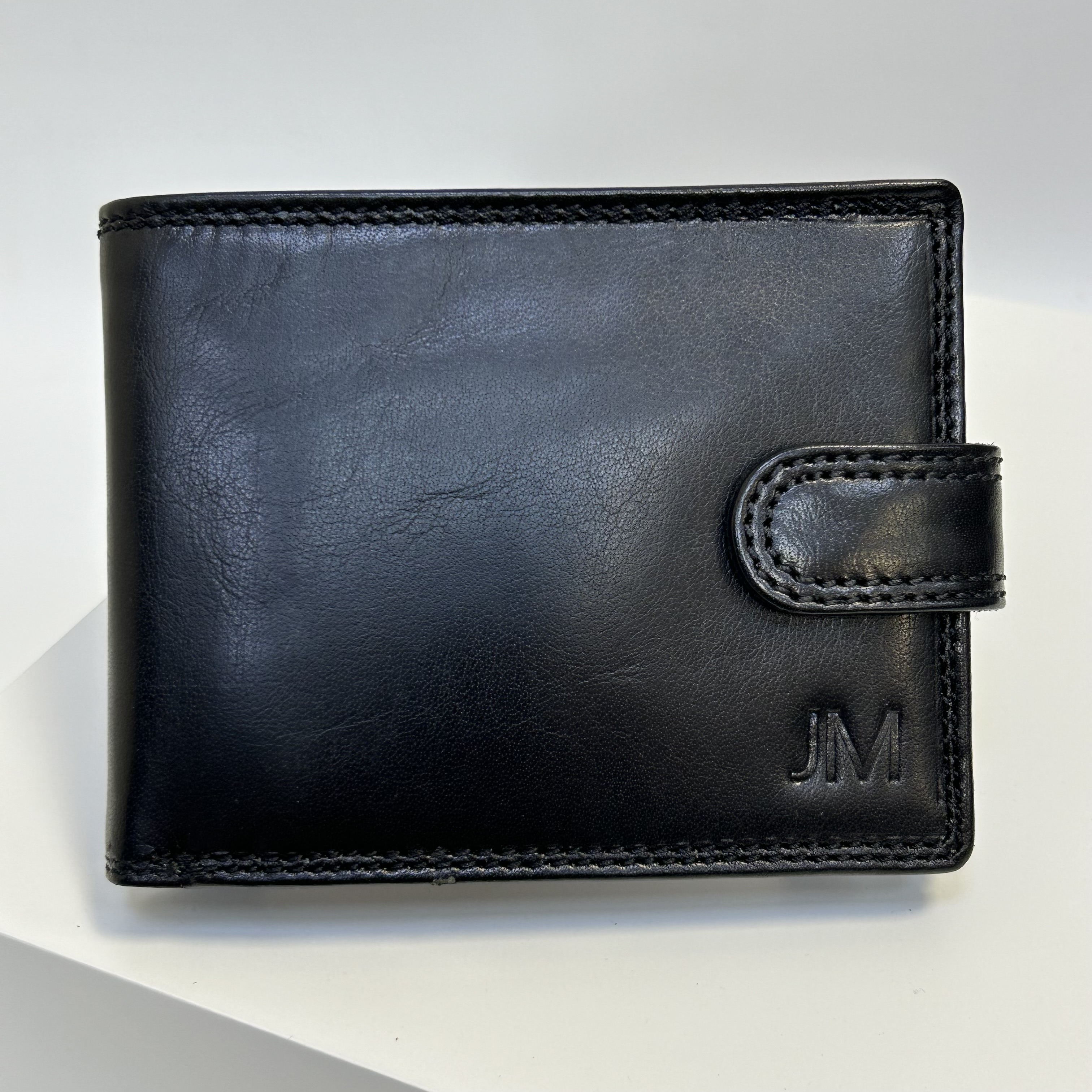 Již vyhotovený monogram | JM | na kožené peněžence | OUTLET TvujOriginal.cz