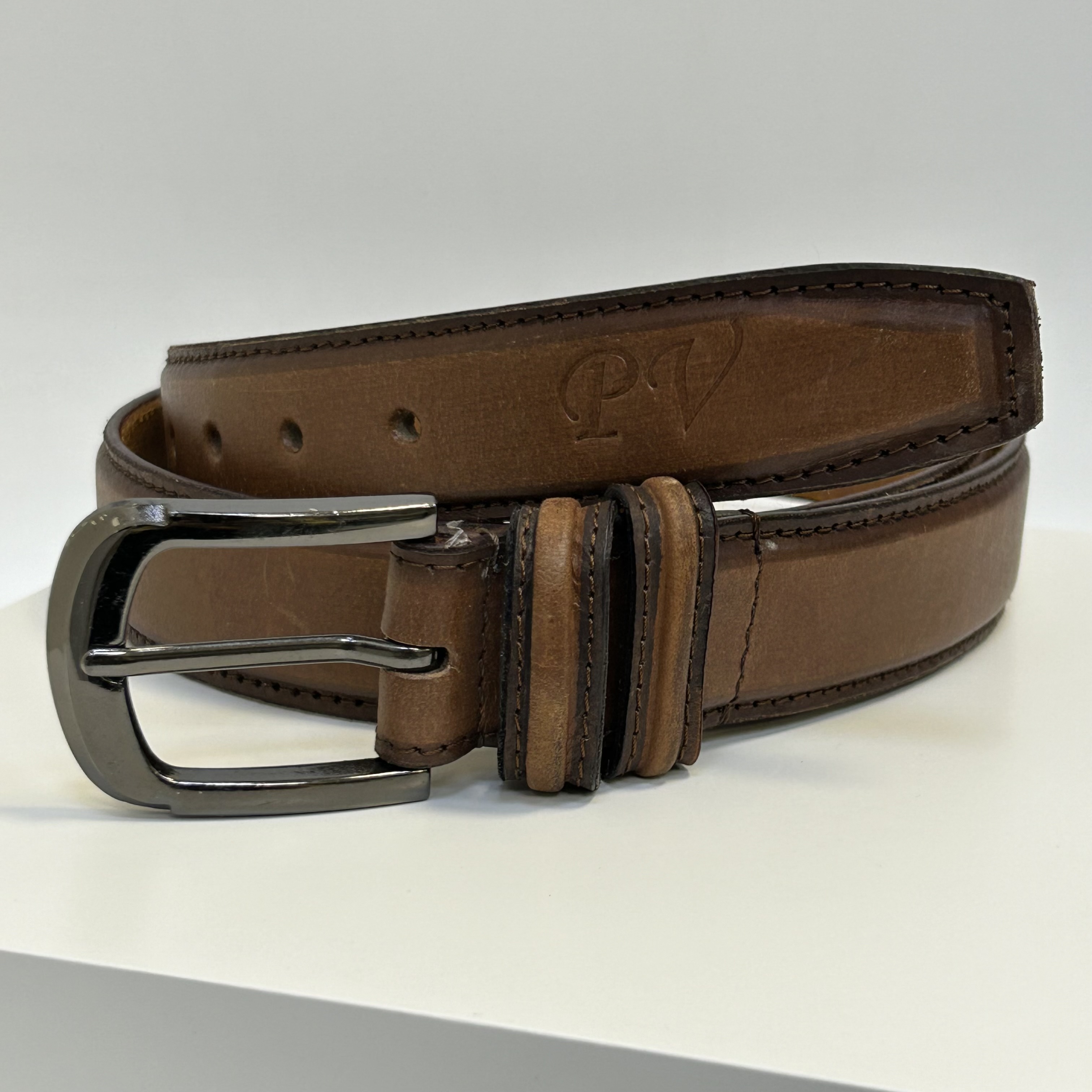 Již vyhotovený monogram | PV | na koženém pásku | OUTLET TvujOriginal.cz