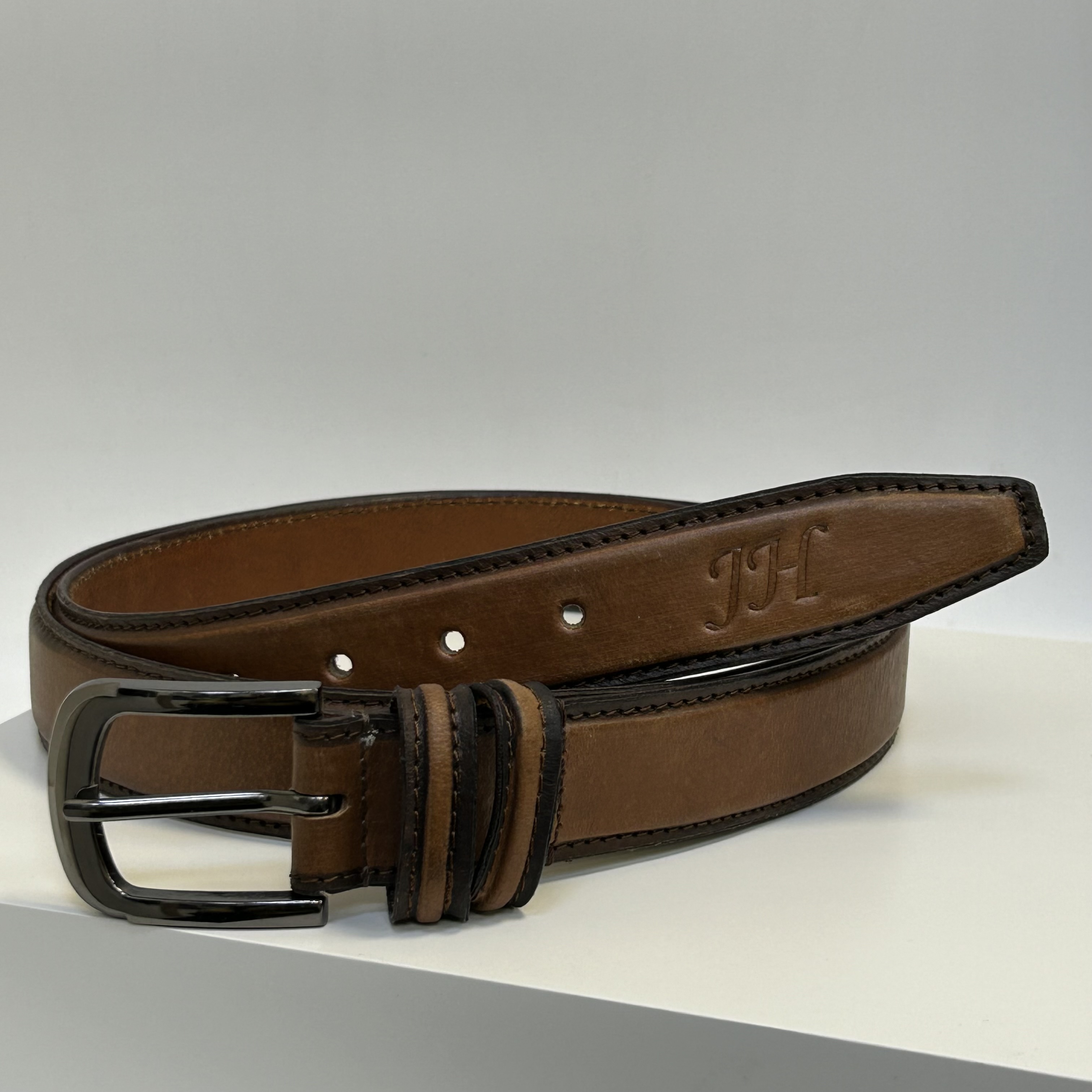 Již vyhotovený monogram | JH | na koženém pásku | OUTLET TvujOriginal.cz