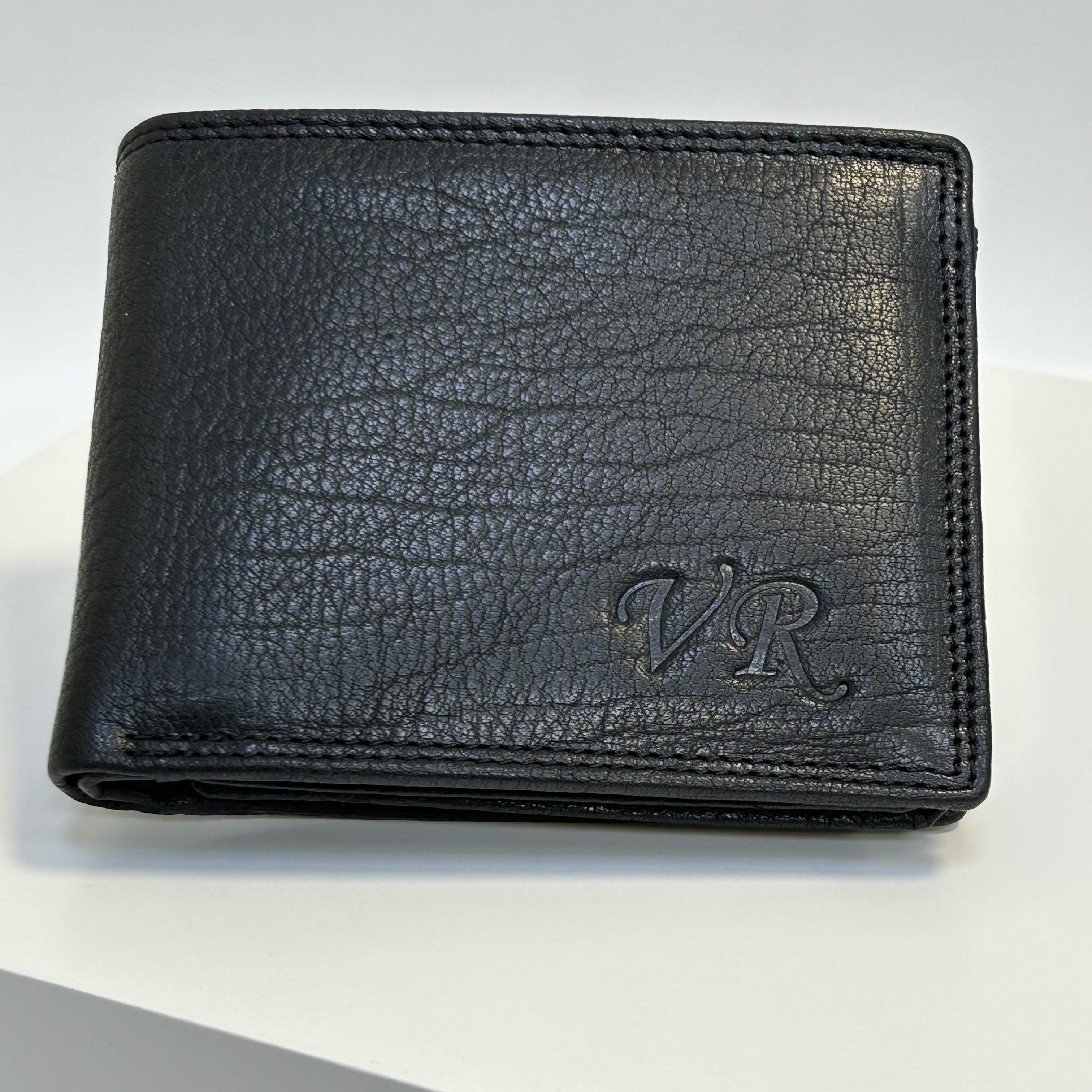 Již vyhotovený monogram | VR | na kožené peněžence | OUTLET TvujOriginal.cz