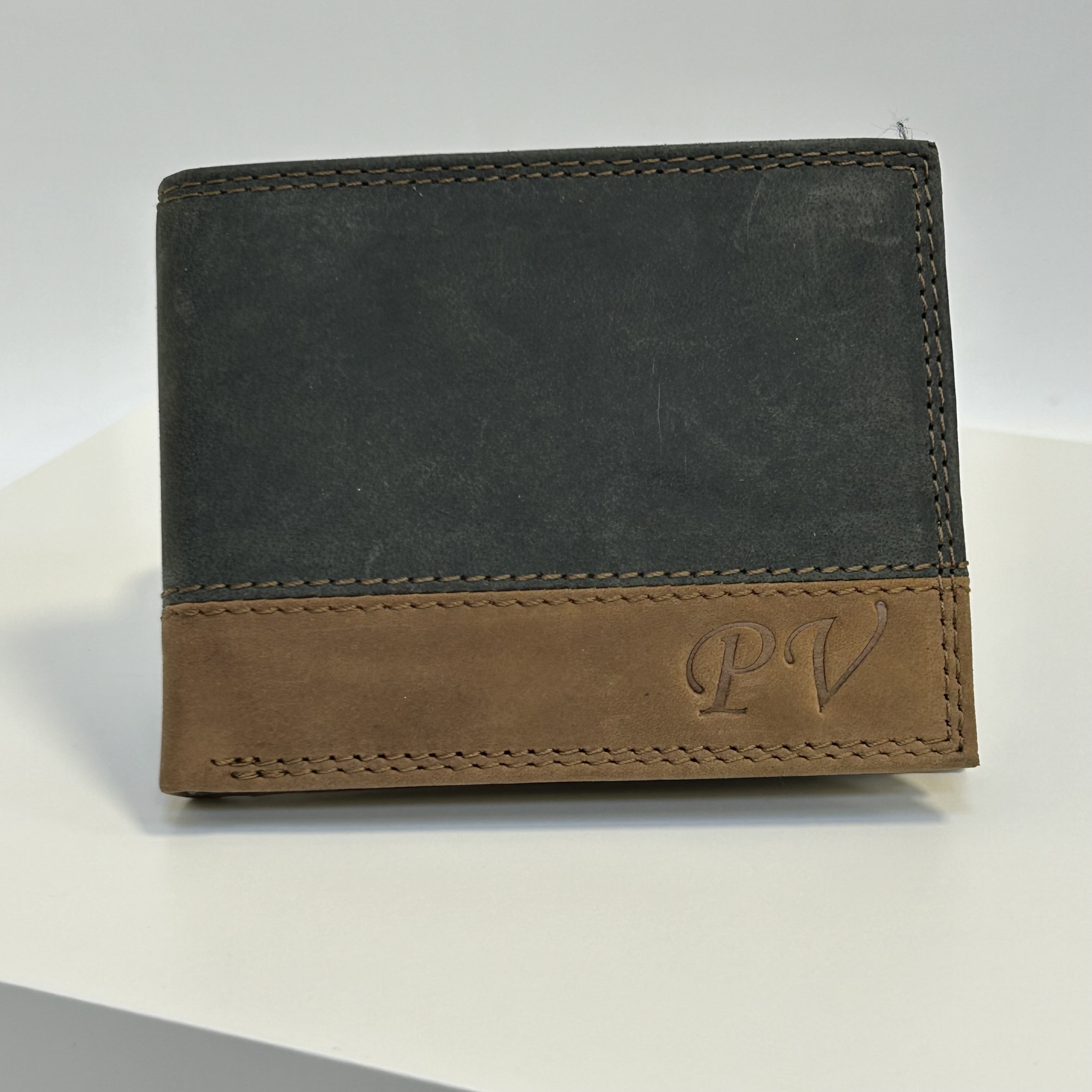 Již vyhotovený monogram | PV | na kožené peněžence | OUTLET TvujOriginal.cz