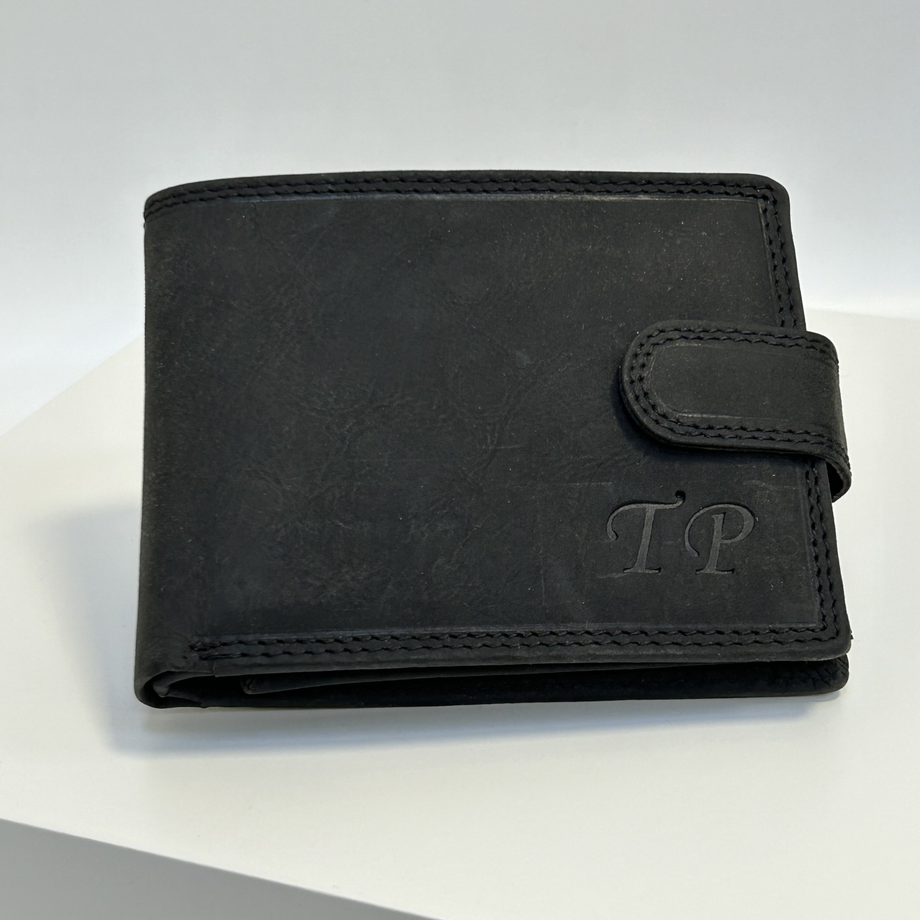 Již vyhotovený monogram | TP | na kožené peněžence | OUTLET TvujOriginal.cz