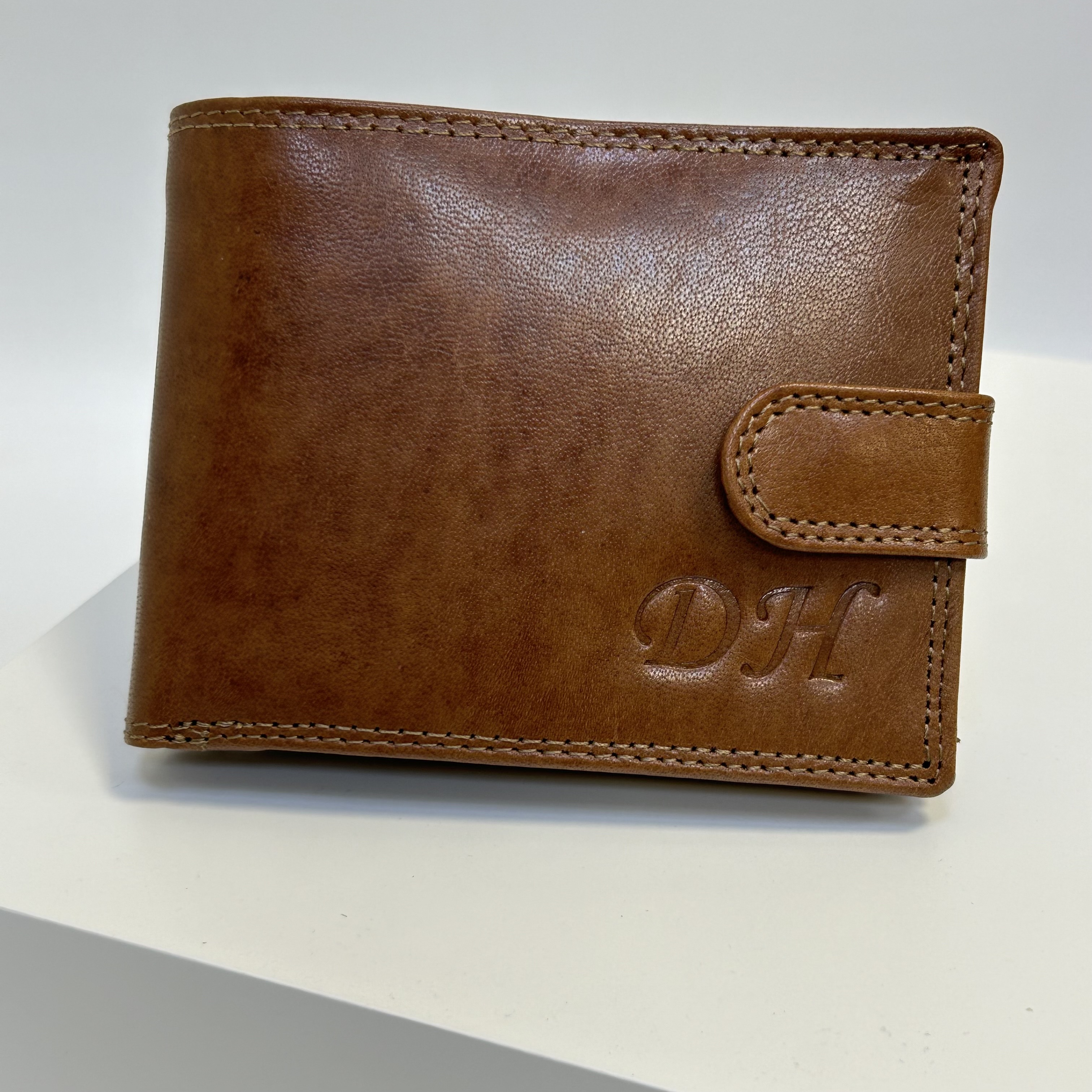 Již vyhotovený monogram | DH | na kožené peněžence | OUTLET TvujOriginal.cz