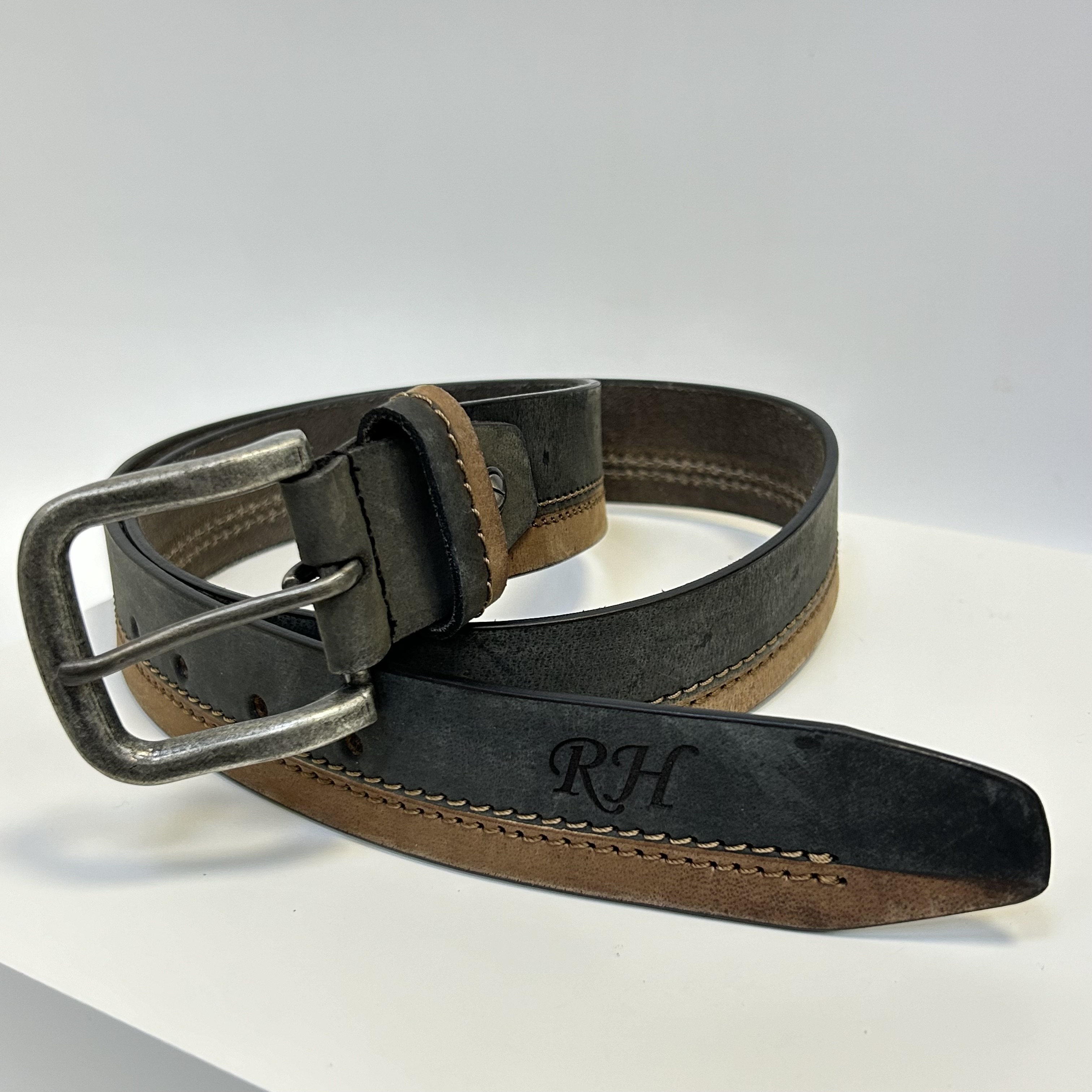 Již vyhotovený monogram | RH | na koženém pásku | OUTLET TvujOriginal.cz
