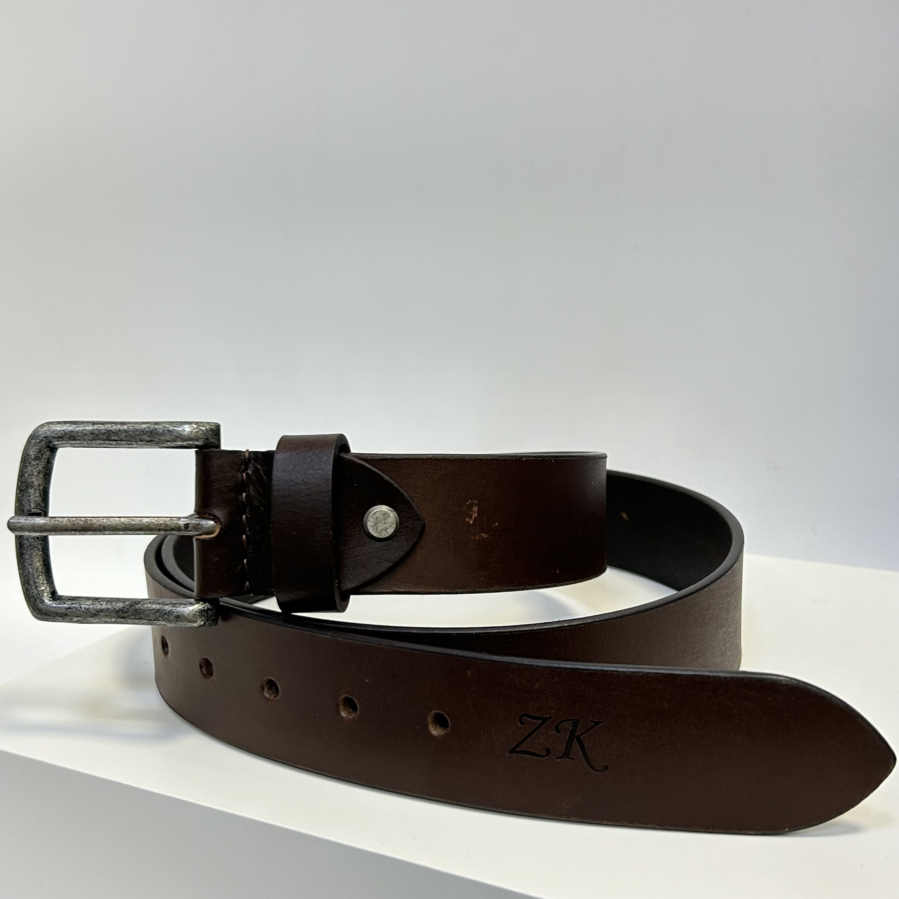 Již vyhotovený monogram | ZK | na koženém pásku | OUTLET TvujOriginal.cz