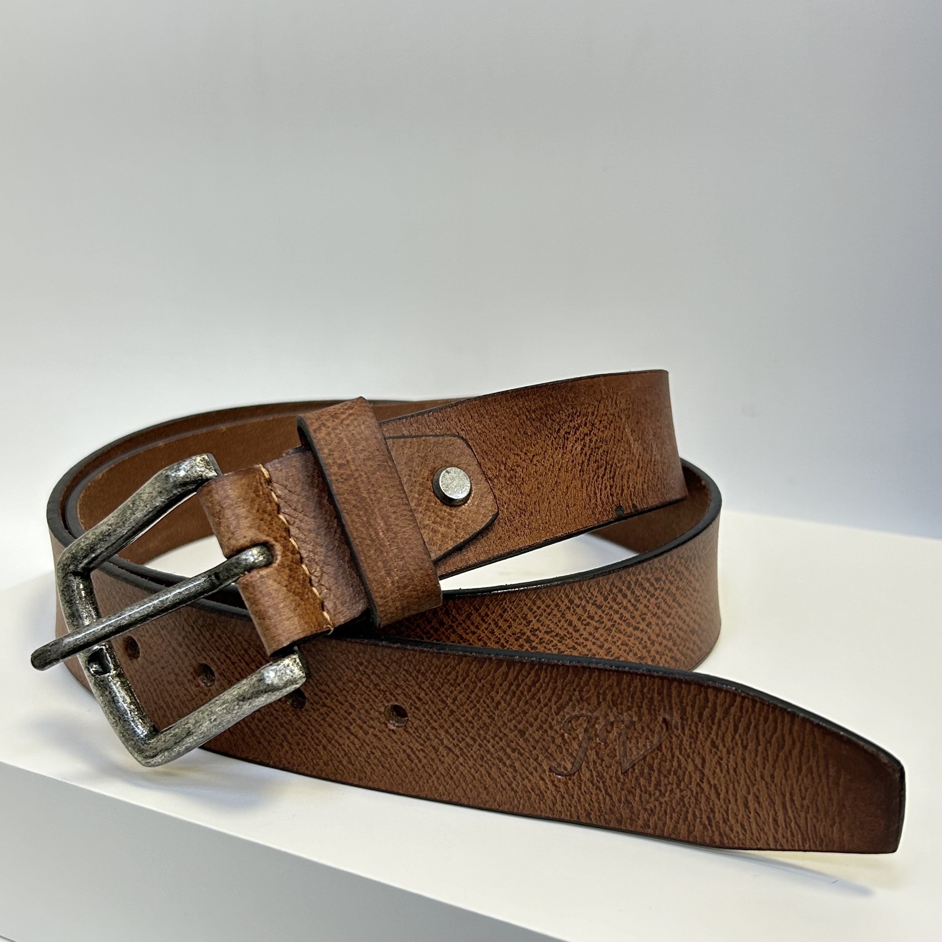 Již vyhotovený monogram | JV | na koženém pásku | OUTLET TvujOriginal.cz