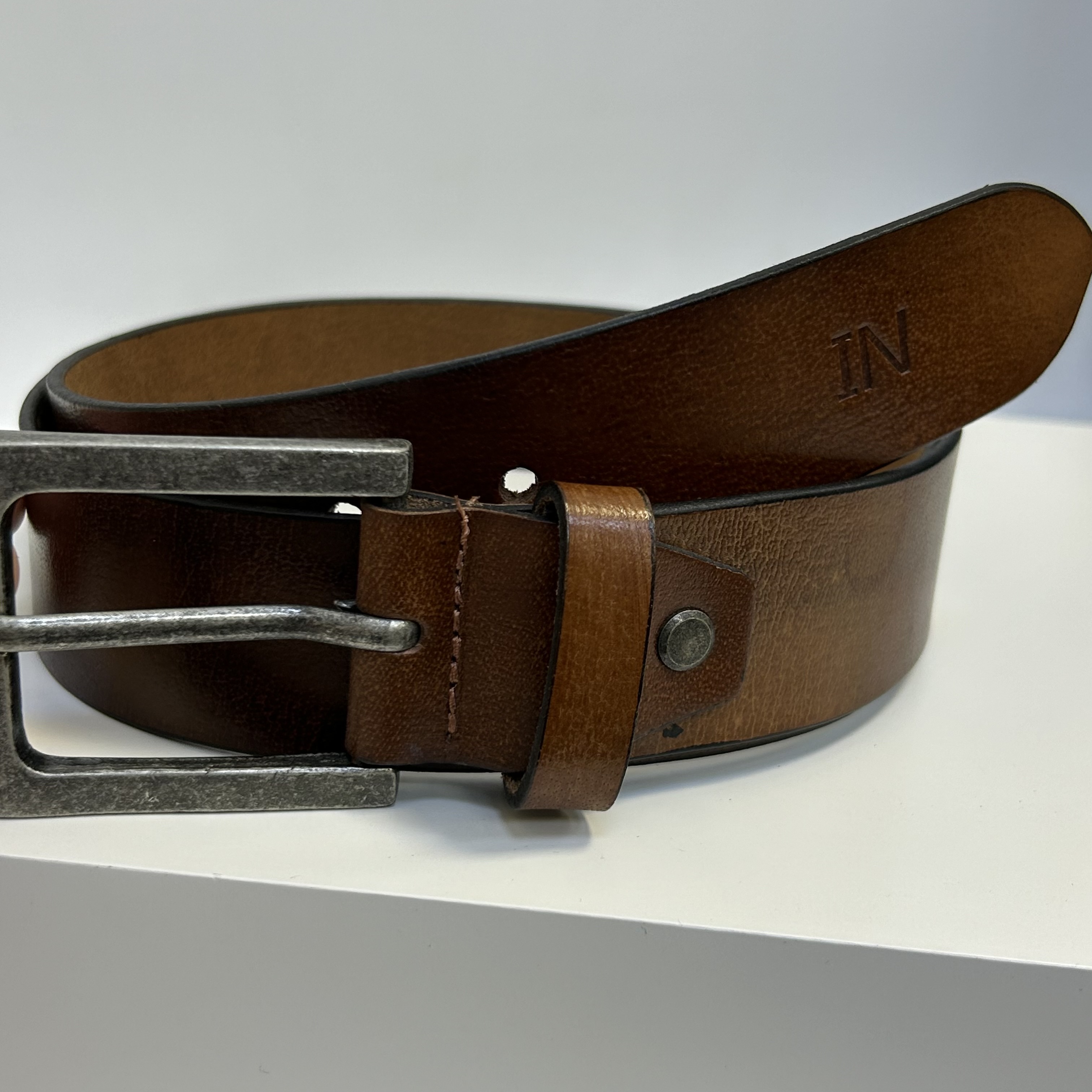 Již vyhotovený monogram | IN | na koženém pásku | OUTLET TvujOriginal.cz