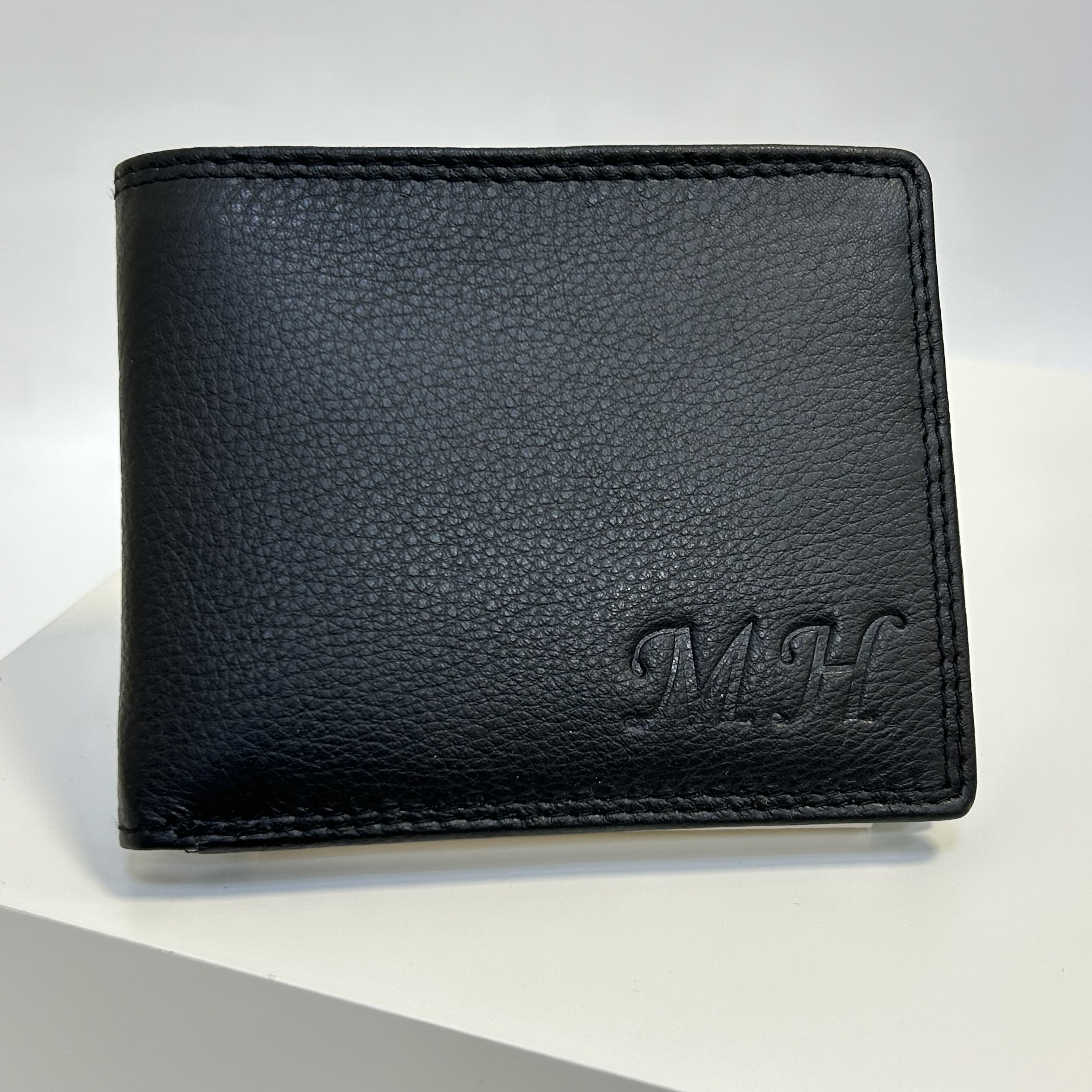 Již vyhotovený monogram | MH | na kožené peněžence | OUTLET TvujOriginal.cz