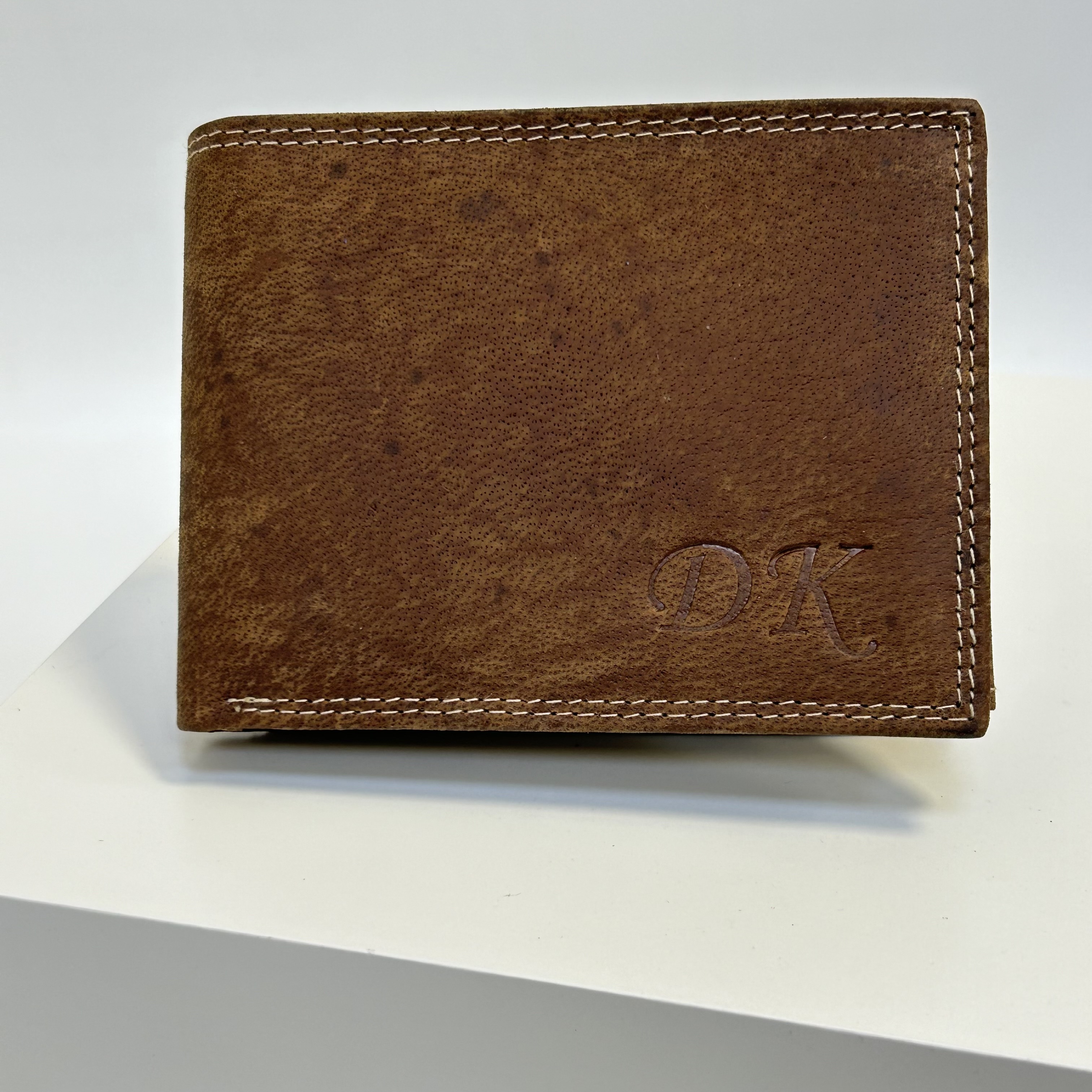 Již vyhotovený monogram | DK | na kožené peněžence | OUTLET TvujOriginal.cz