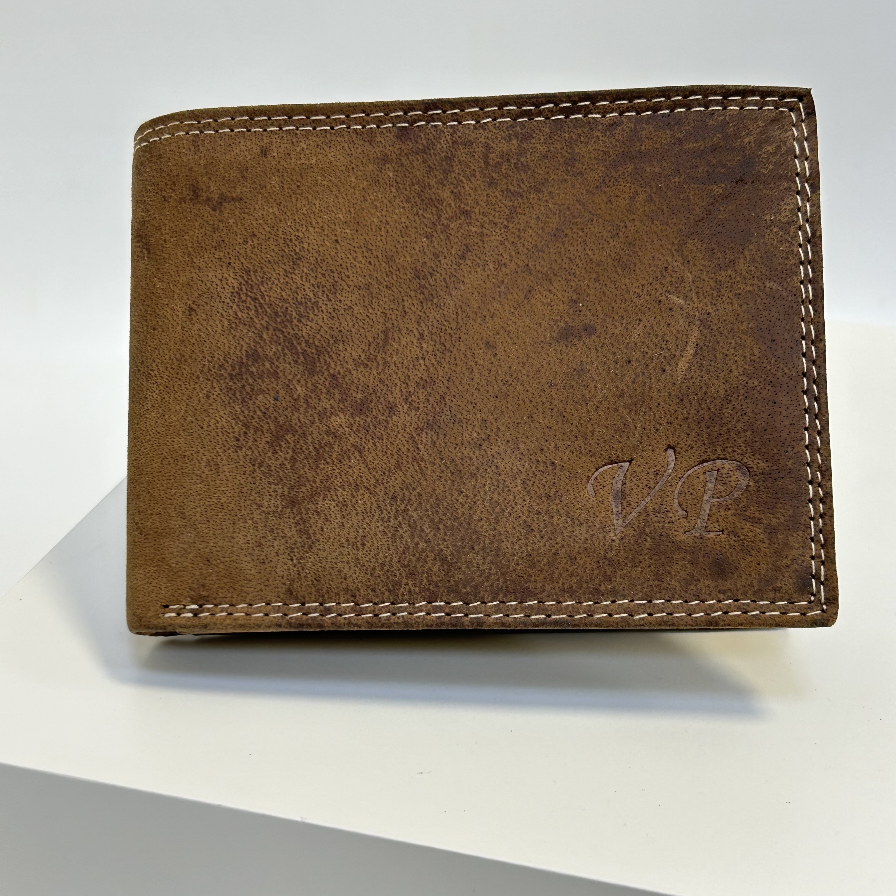 Již vyhotovený monogram | VP | na kožené peněžence | OUTLET TvujOriginal.cz