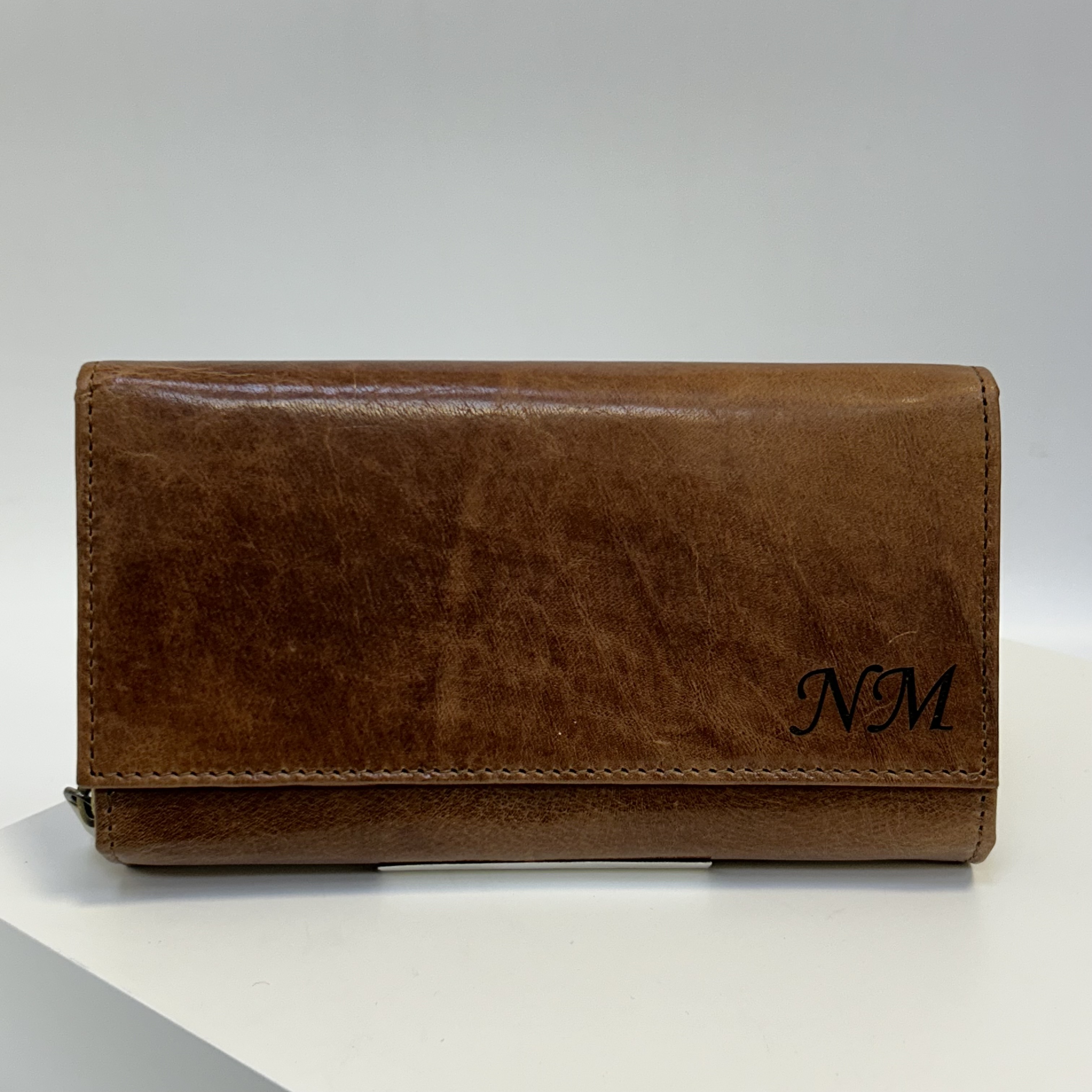 Již vyhotovený monogram | NM| na kožené peněžence | OUTLET TvujOriginal.cz